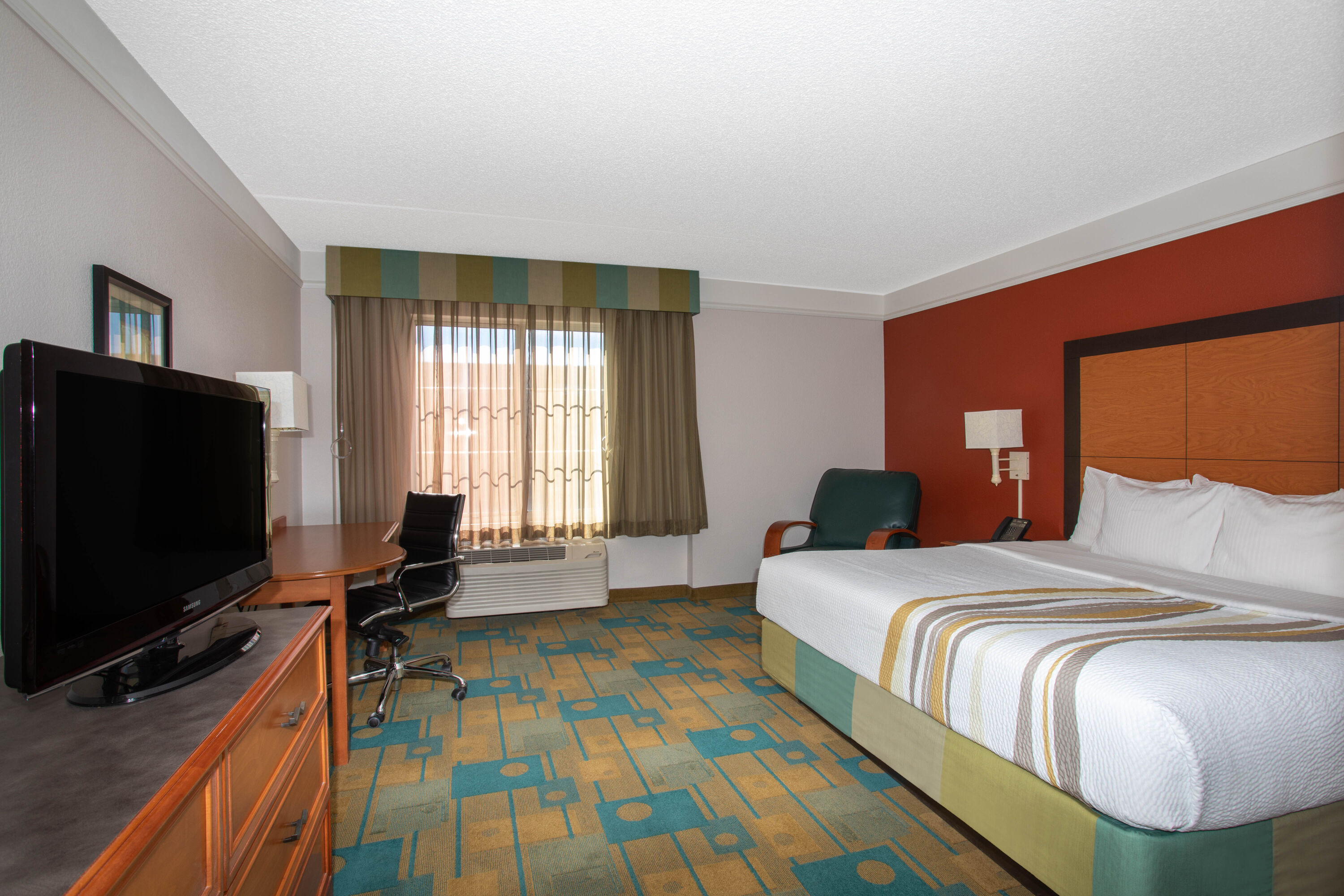 Guest room at the La Quinta Inn & Suites by Wyndham Denver Southwest Lakewood in Lakewood, Colorado