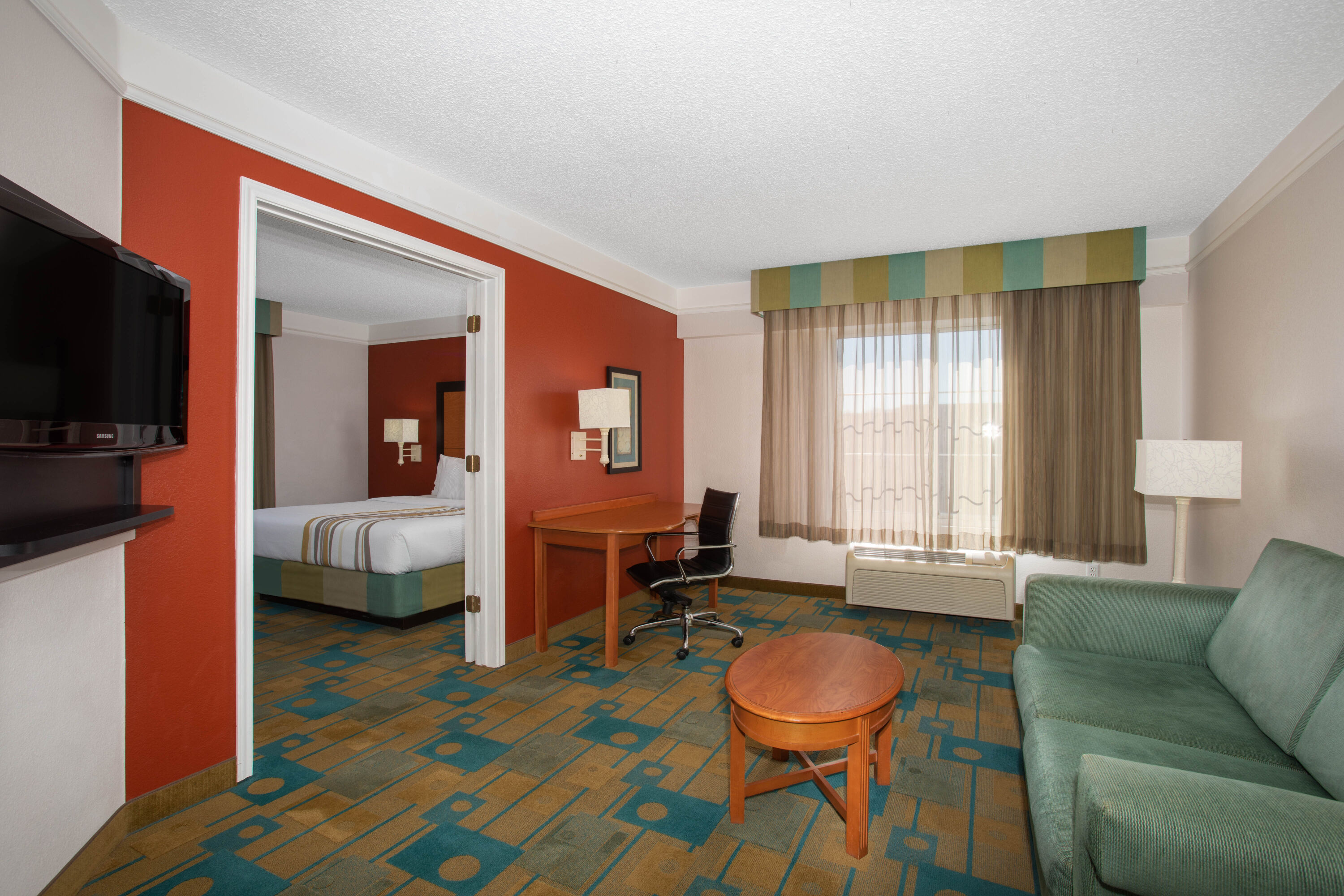 La Quinta Inn & Suites by Wyndham Denver Southwest Lakewood suite in Lakewood, Colorado