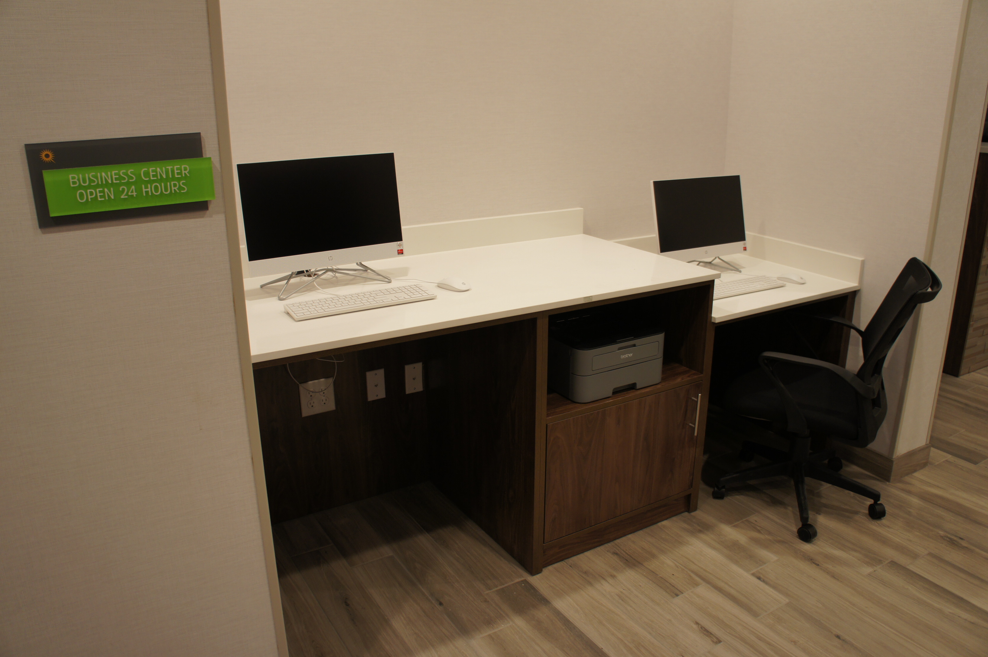 La Quinta Inn & Suites by Wyndham Littleton/Red Rocks business center in Littleton, Colorado