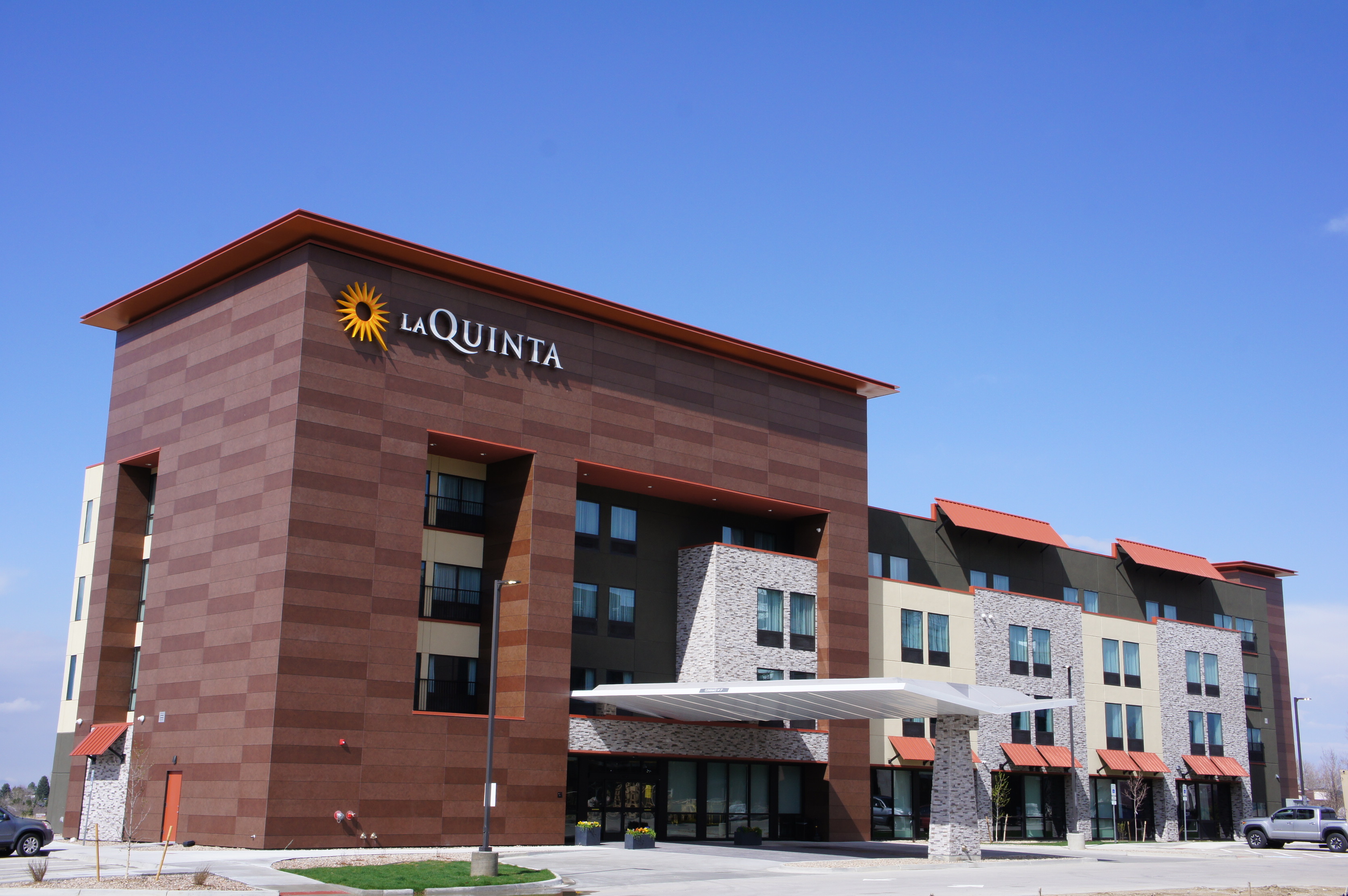 Exterior of La Quinta Inn & Suites by Wyndham Littleton/Red Rocks hotel in Littleton, Colorado