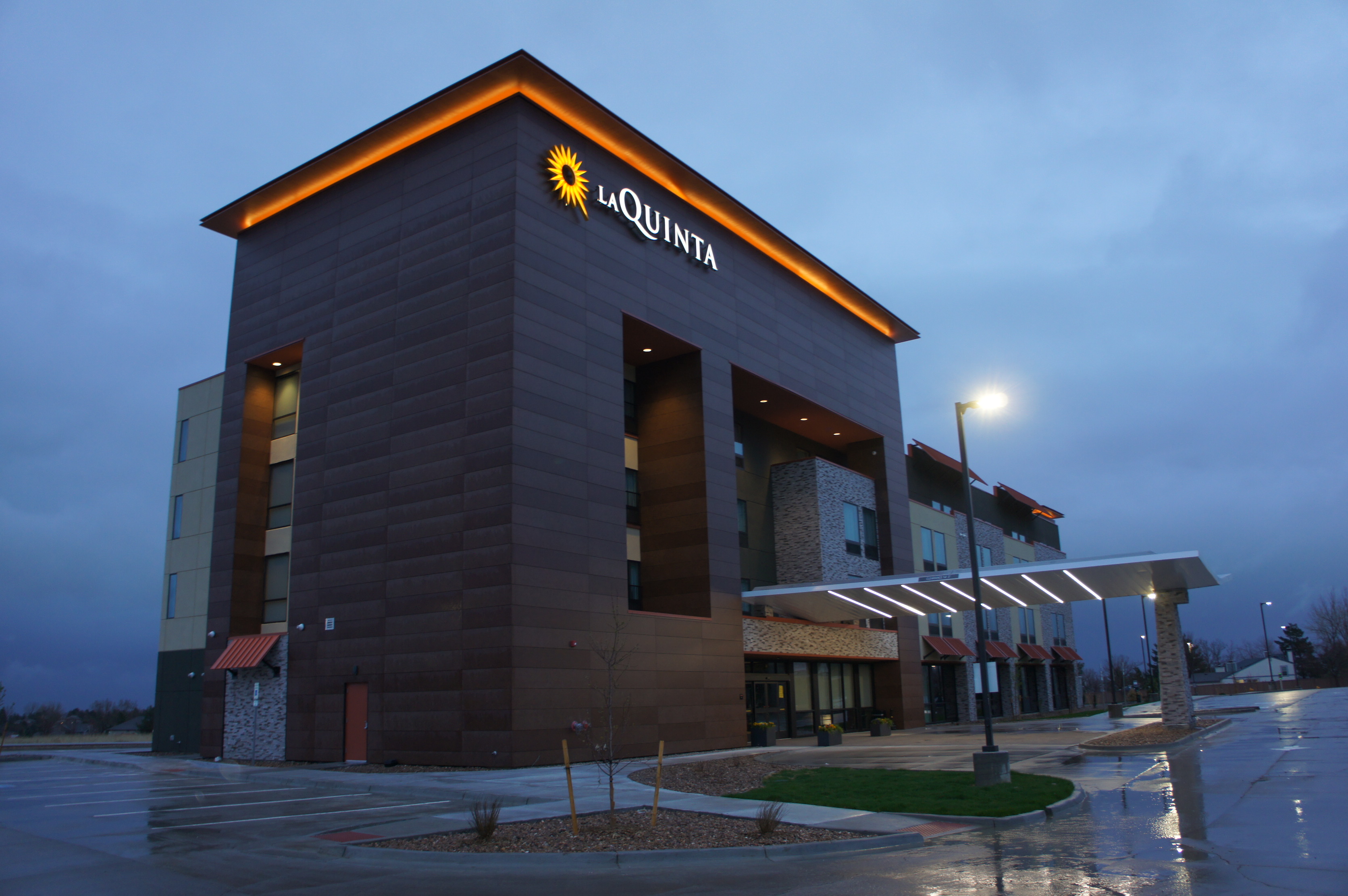 Exterior of La Quinta Inn & Suites by Wyndham Littleton/Red Rocks hotel in Littleton, Colorado