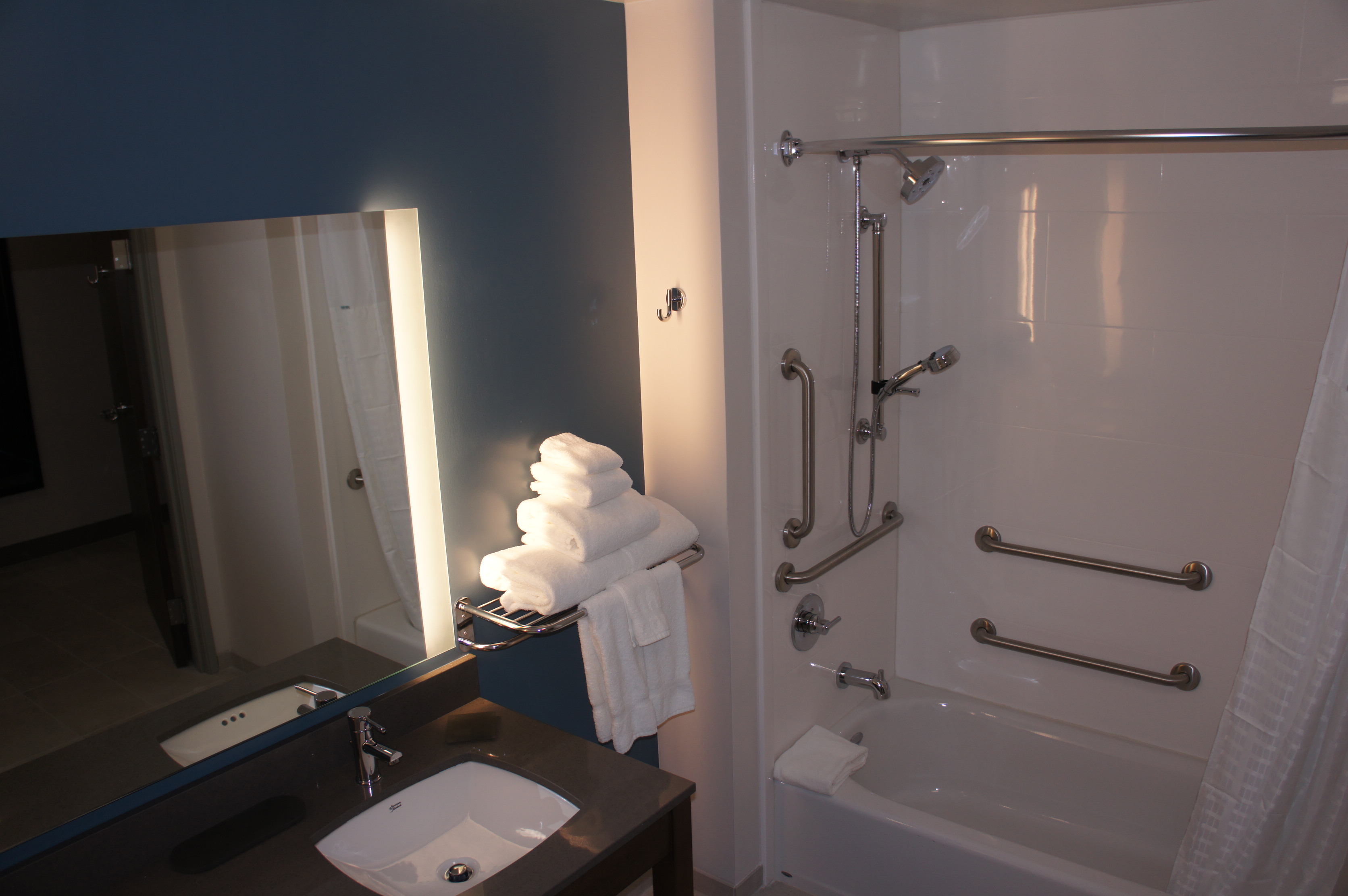 Guest room bath at the La Quinta Inn & Suites by Wyndham Littleton/Red Rocks in Littleton, Colorado