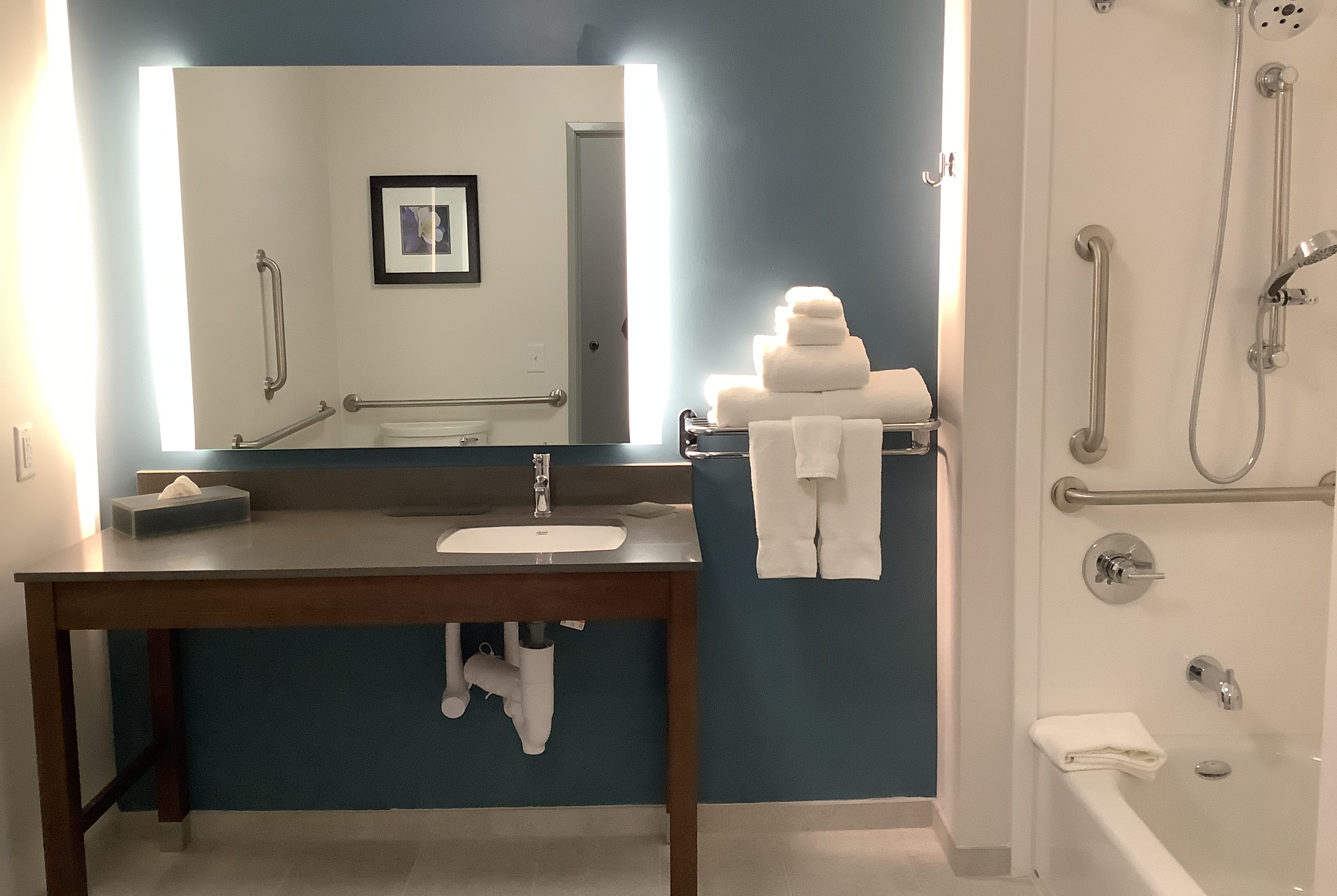 Guest room bath at the La Quinta Inn & Suites by Wyndham Littleton/Red Rocks in Littleton, Colorado