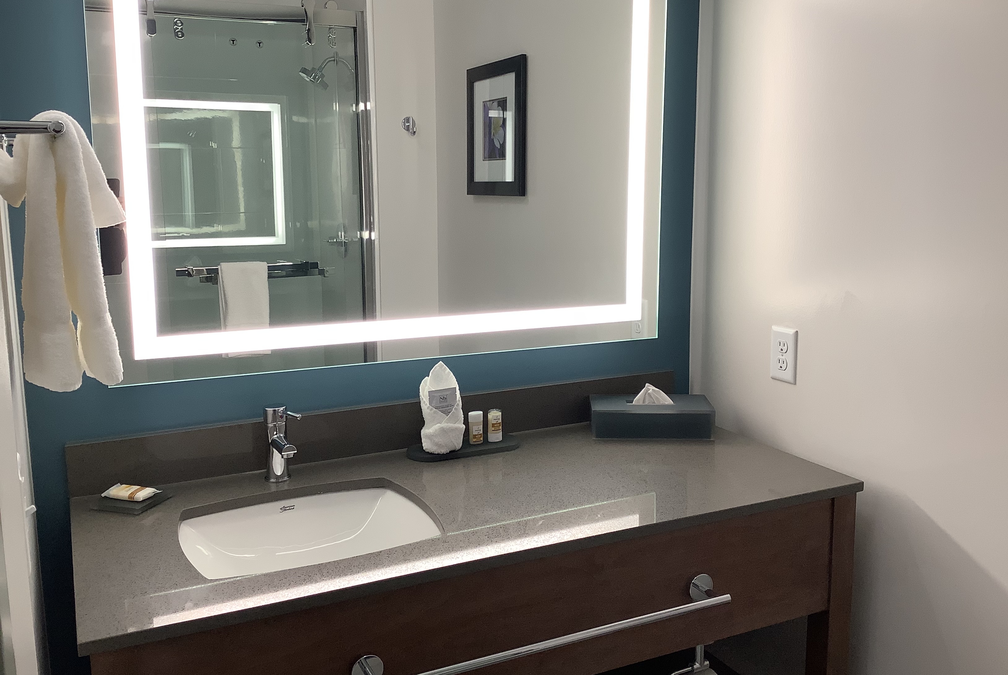 Guest room bath at the La Quinta Inn & Suites by Wyndham Littleton/Red Rocks in Littleton, Colorado