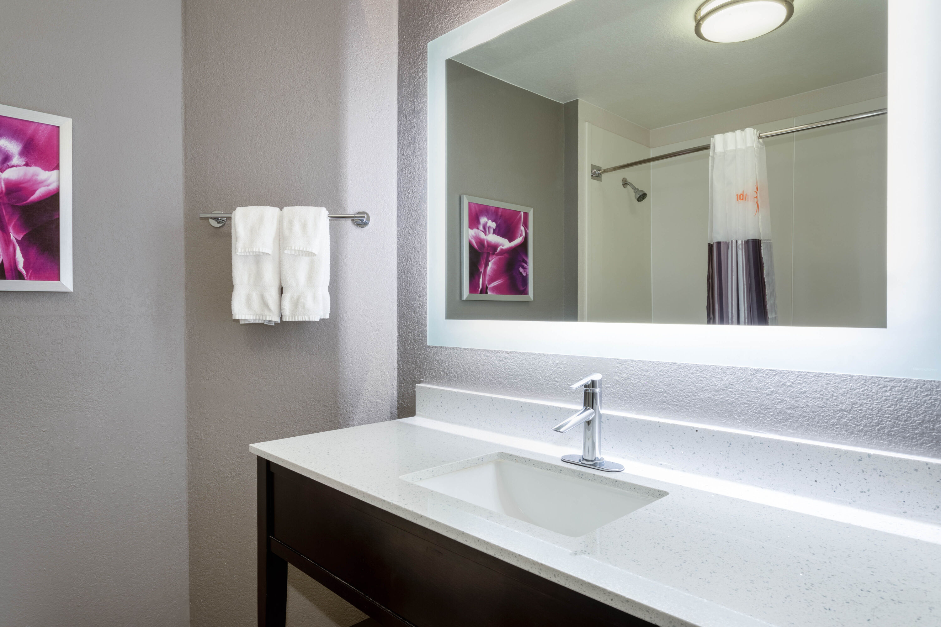 Guest room bath at the La Quinta Inn & Suites by Wyndham Denver Boulder-Louisville in Louisville, Colorado