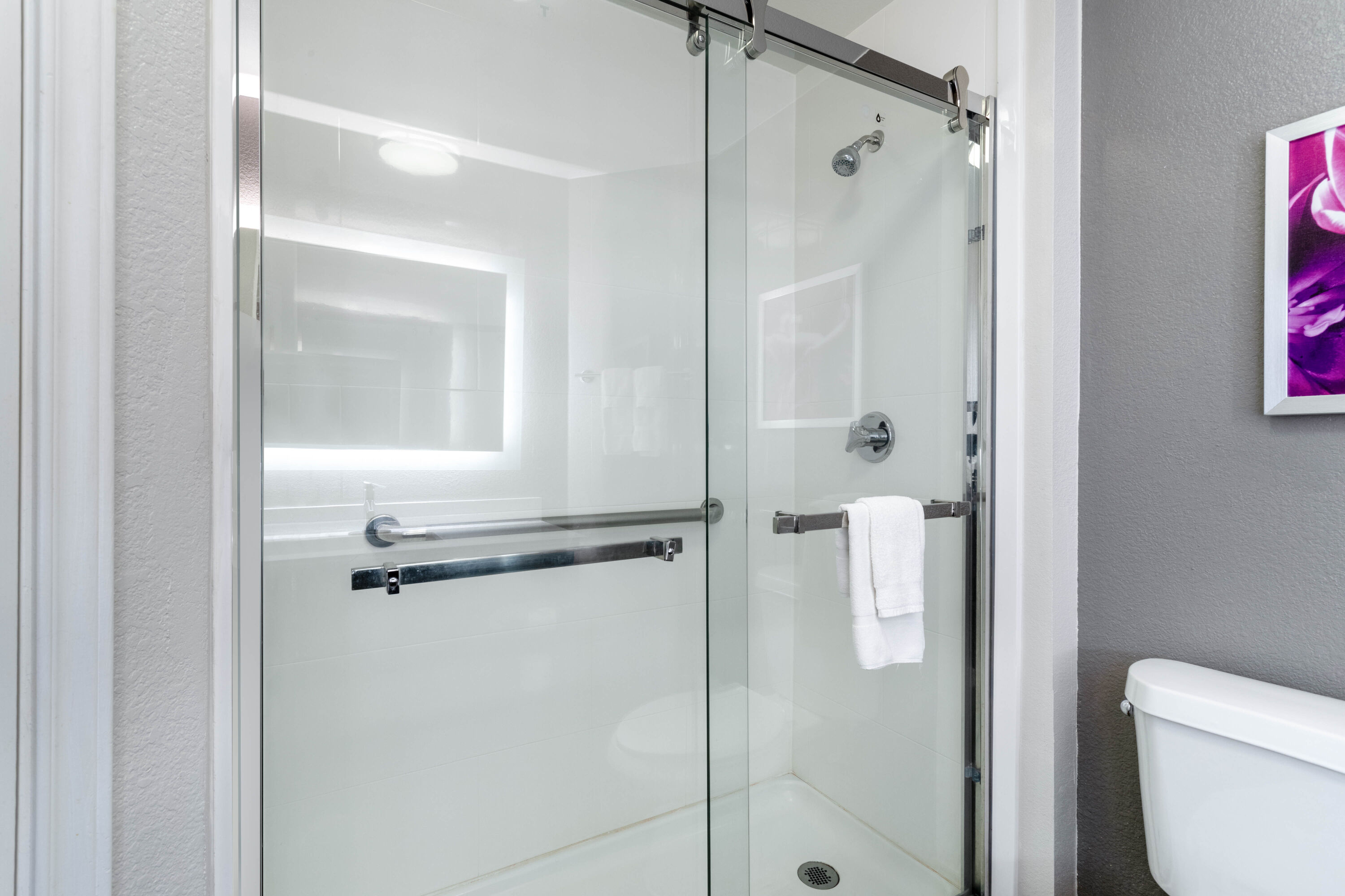 Guest room bath at the La Quinta Inn & Suites by Wyndham Denver Boulder-Louisville in Louisville, Colorado