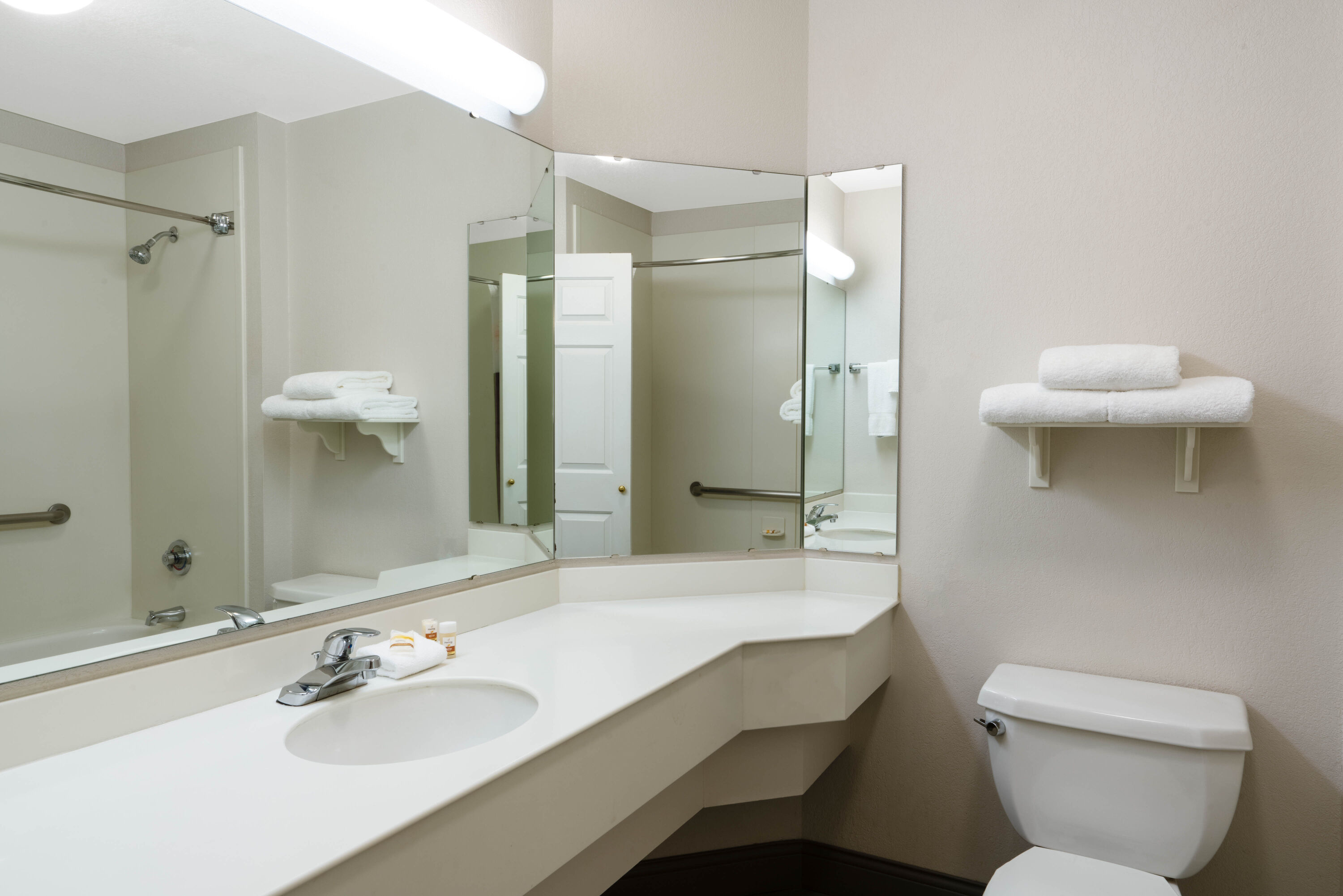 Guest room bath at the La Quinta Inn & Suites by Wyndham Pueblo in Pueblo, Colorado