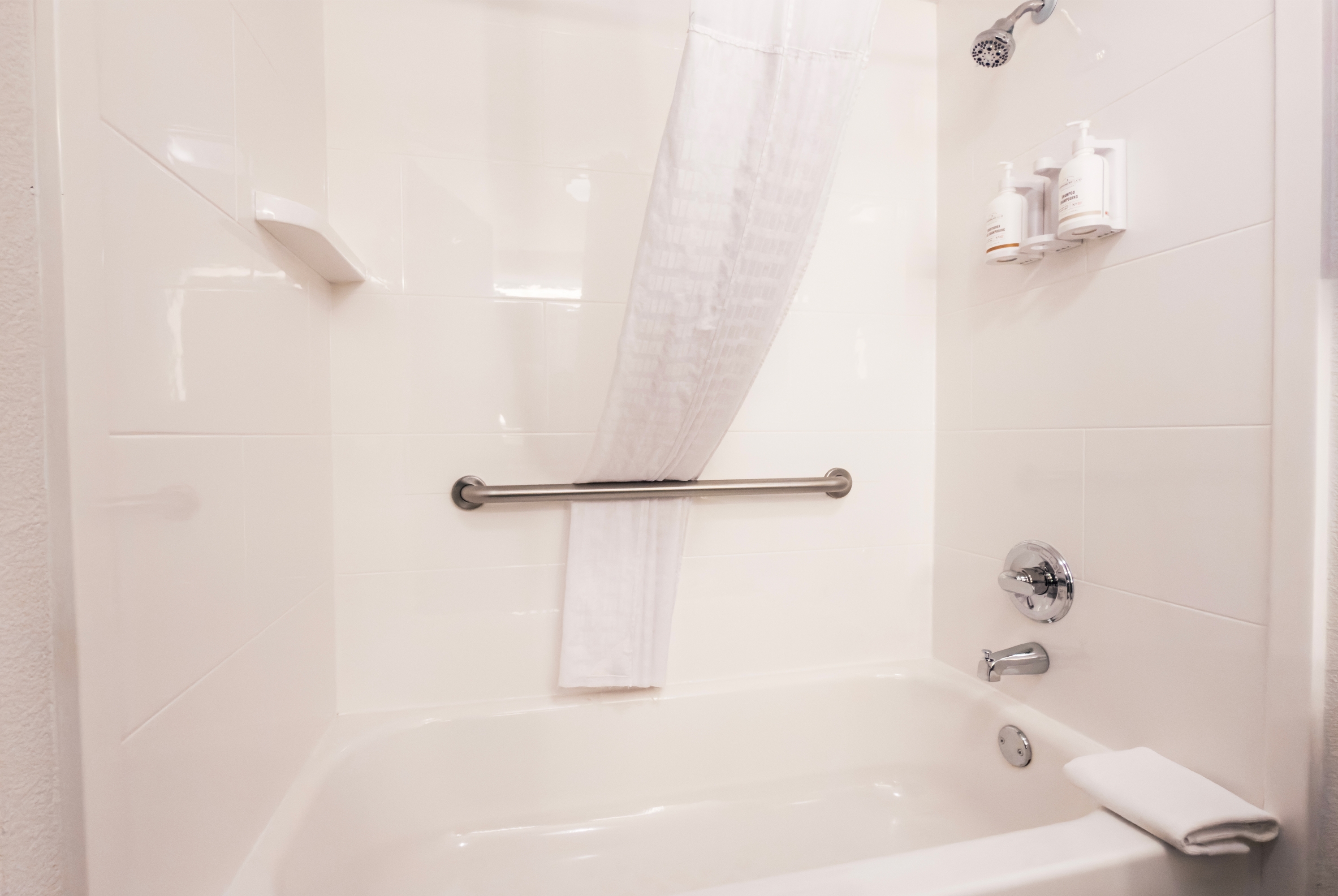 Guest room bath at the La Quinta Inn & Suites by Wyndham Danbury in Danbury, Connecticut