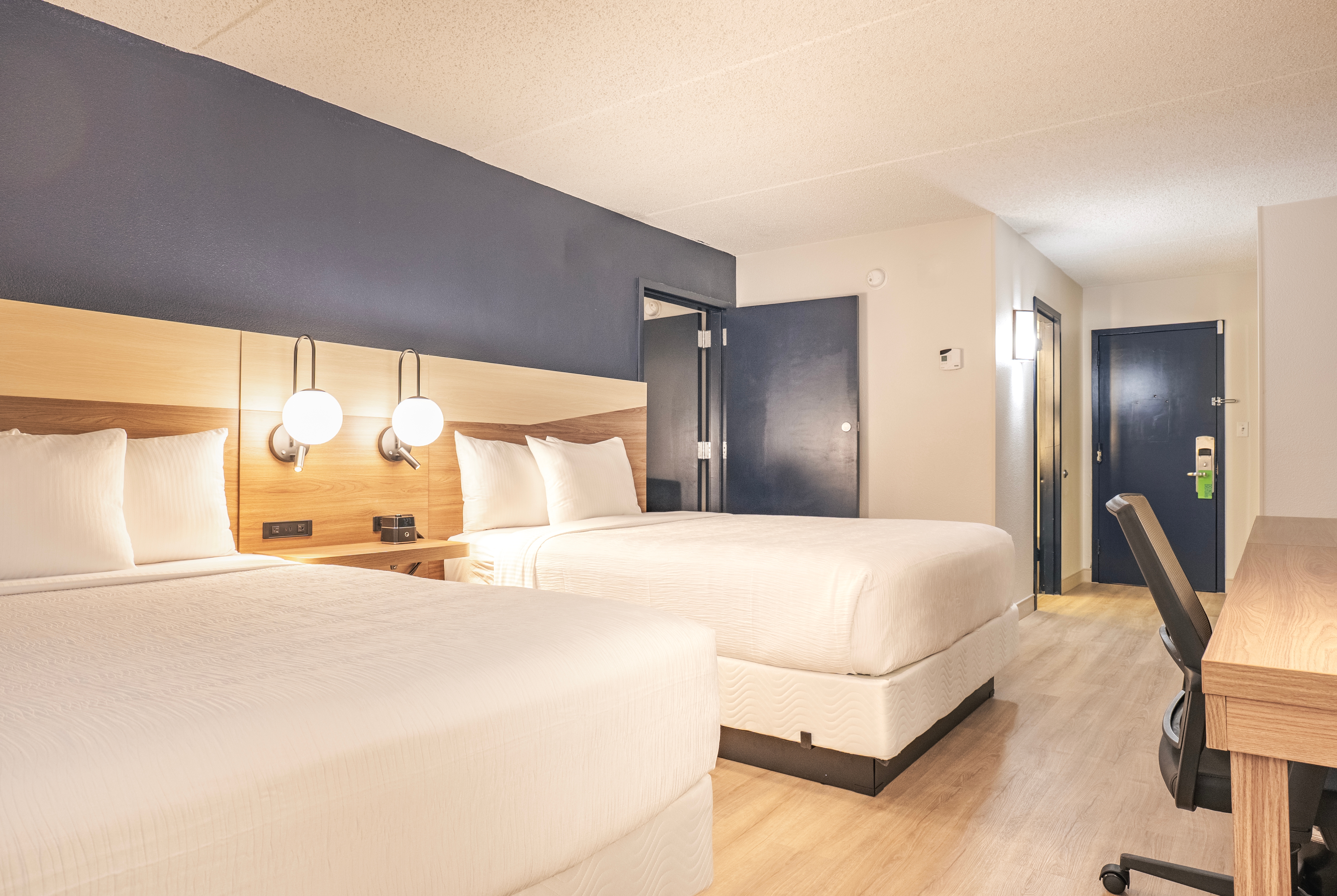 Queen bed guest room at the La Quinta Inn & Suites by Wyndham Danbury in Danbury, Connecticut