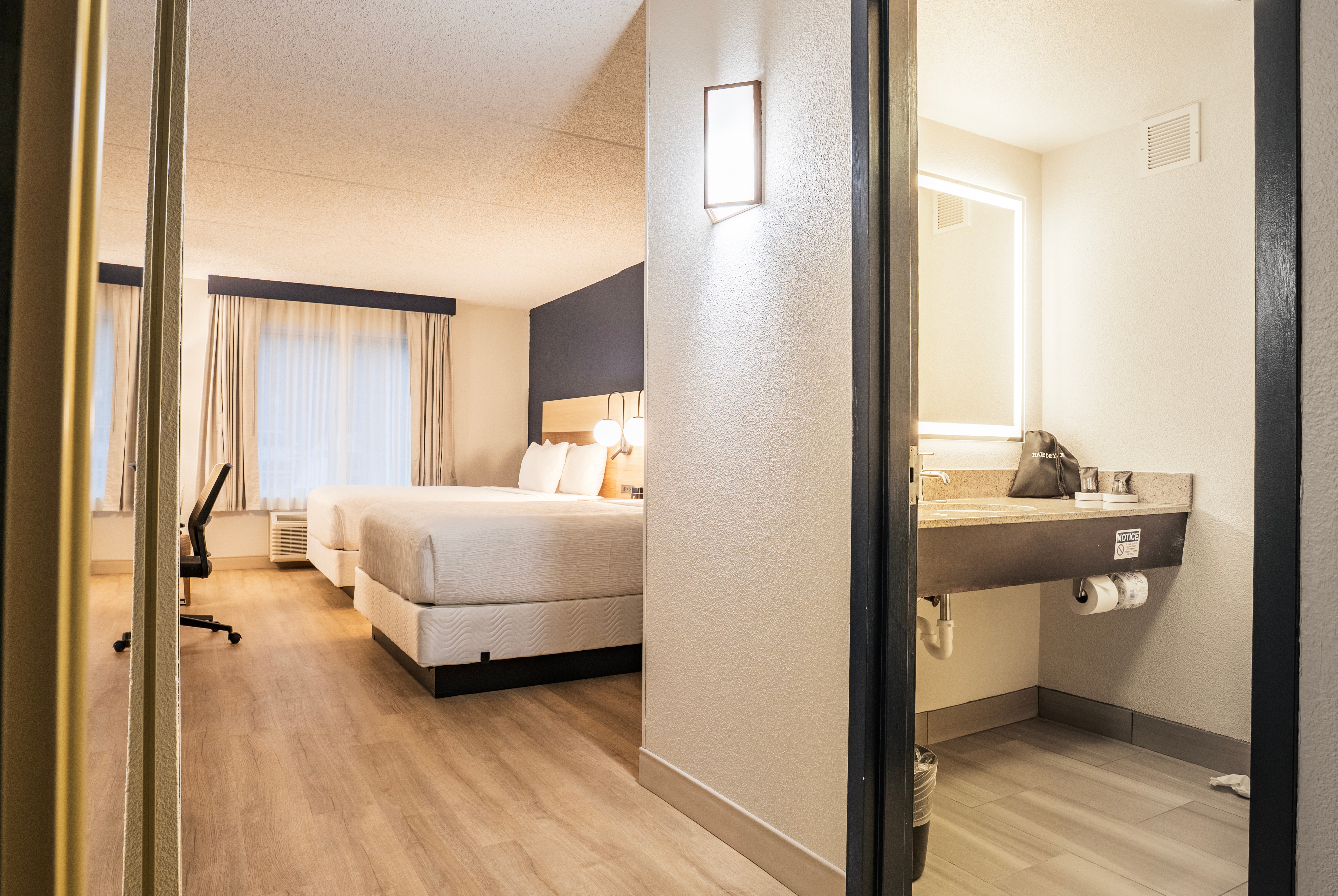 Queen bed guest room at the La Quinta Inn & Suites by Wyndham Danbury in Danbury, Connecticut