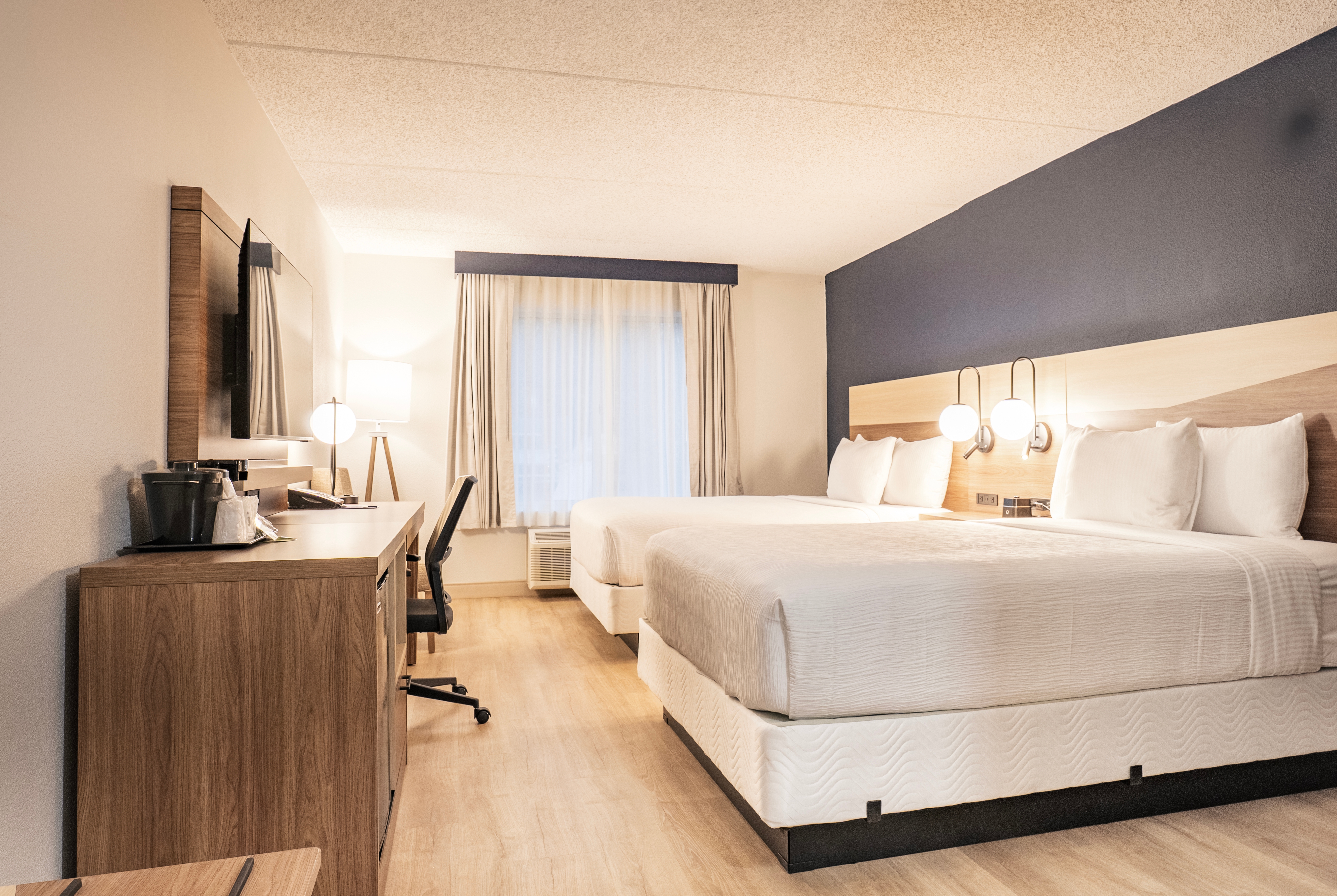 Queen bed guest room at the La Quinta Inn & Suites by Wyndham Danbury in Danbury, Connecticut