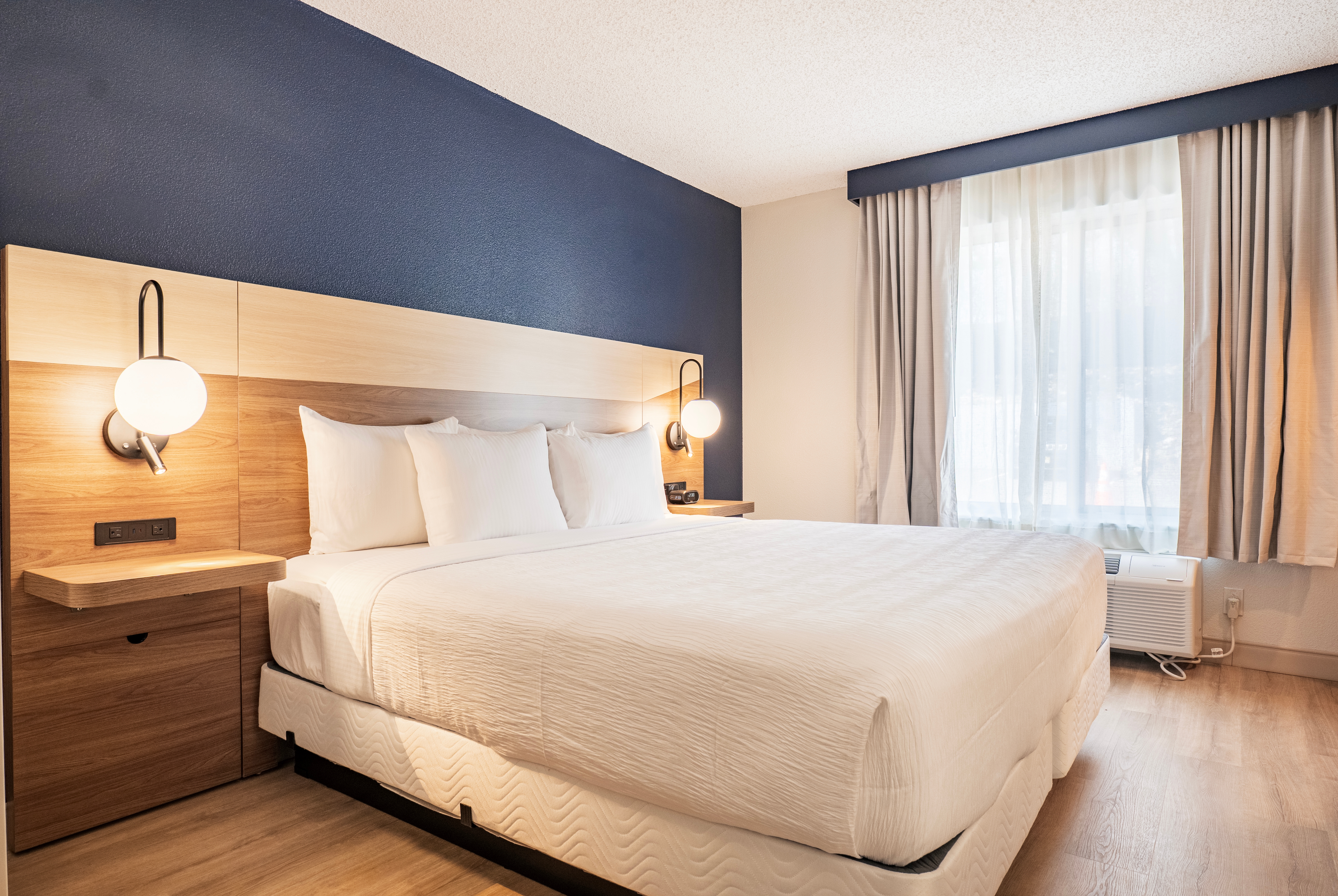 La Quinta Inn & Suites by Wyndham Danbury suite kitchen in Danbury, Connecticut