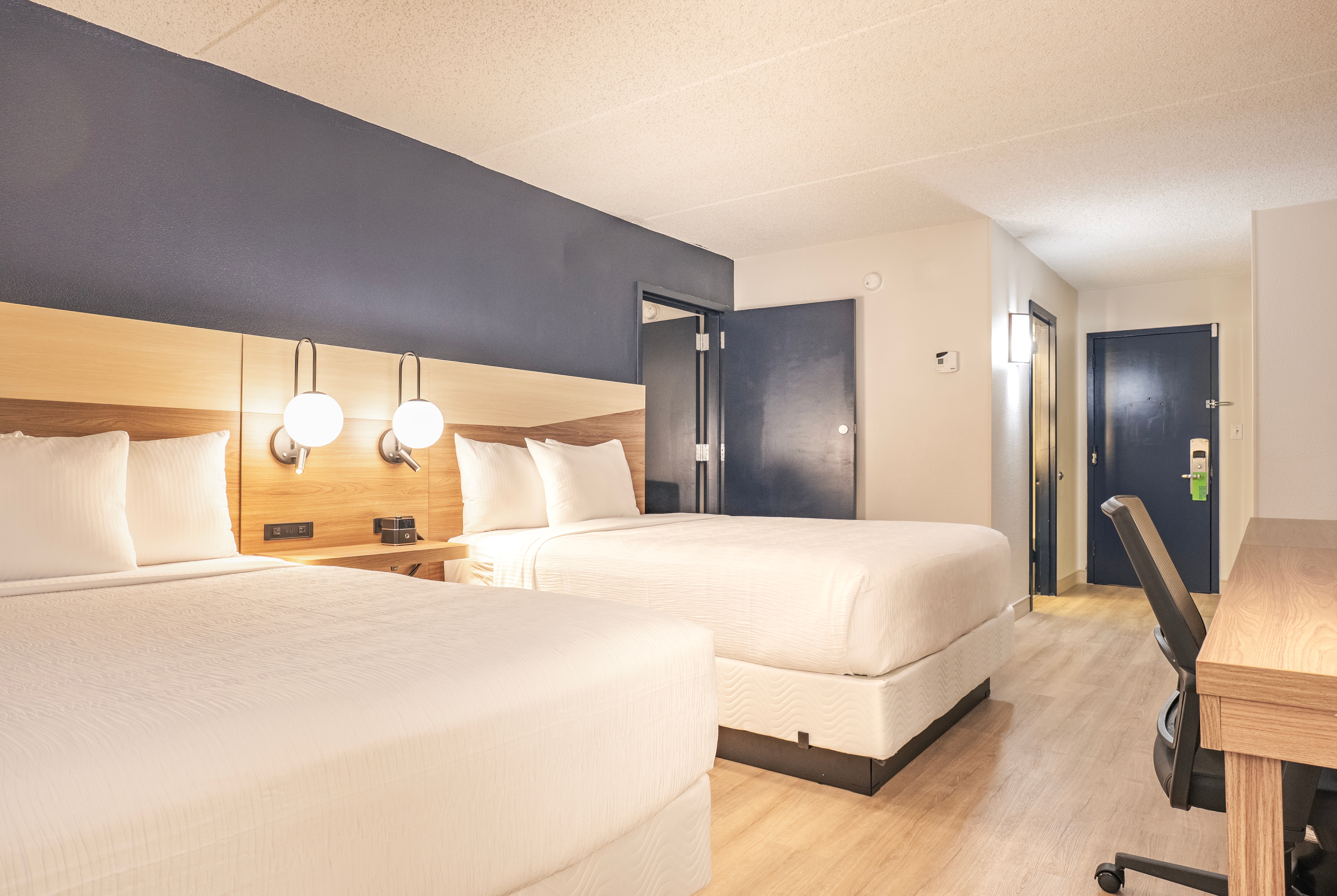 La Quinta Inn & Suites by Wyndham Danbury suite kitchen in Danbury, Connecticut