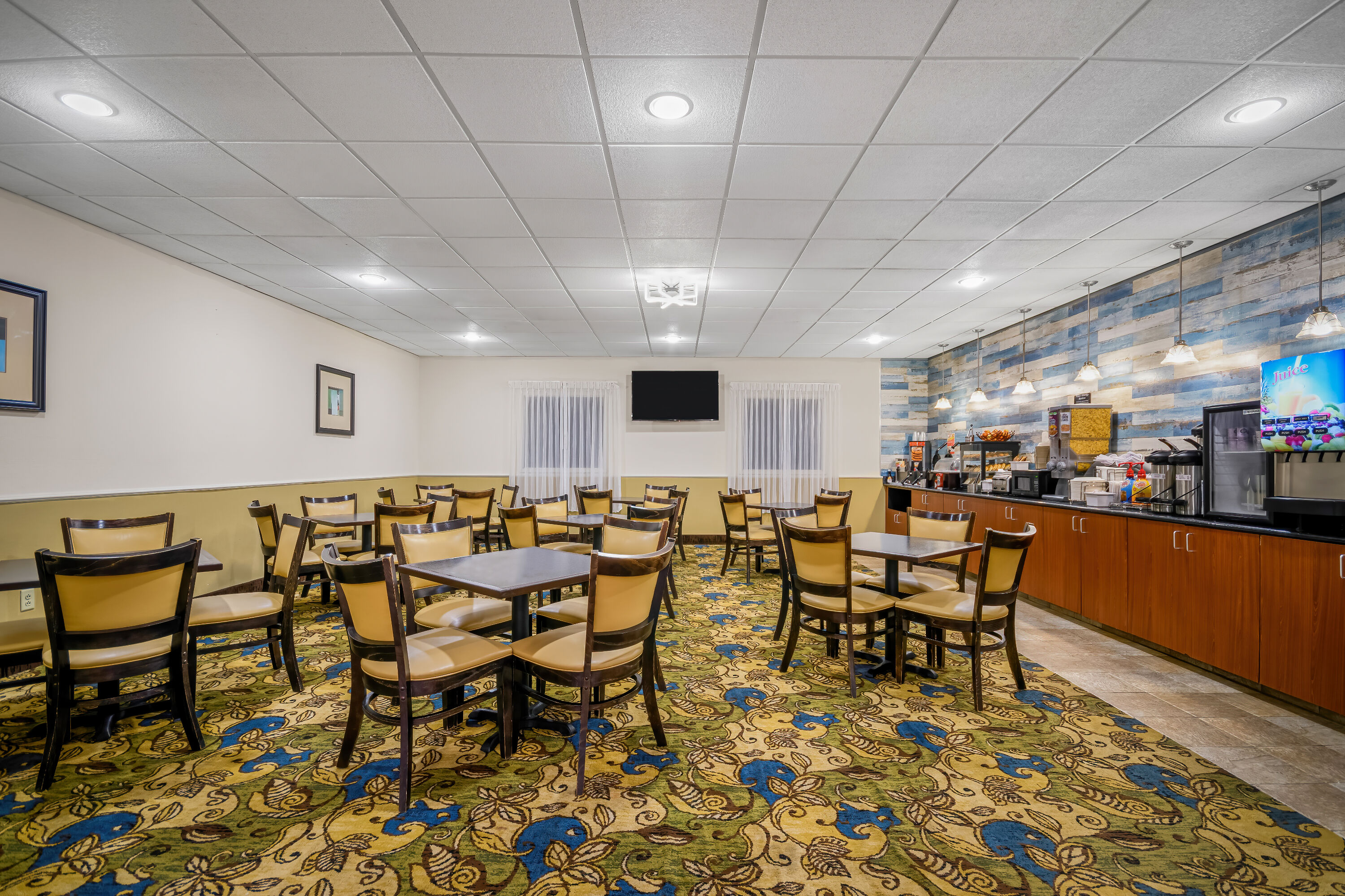 La Quinta Inn & Suites by Wyndham Stonington-Mystic Area restaurant breakfast area with seating in Pawcatuck, Connecticut