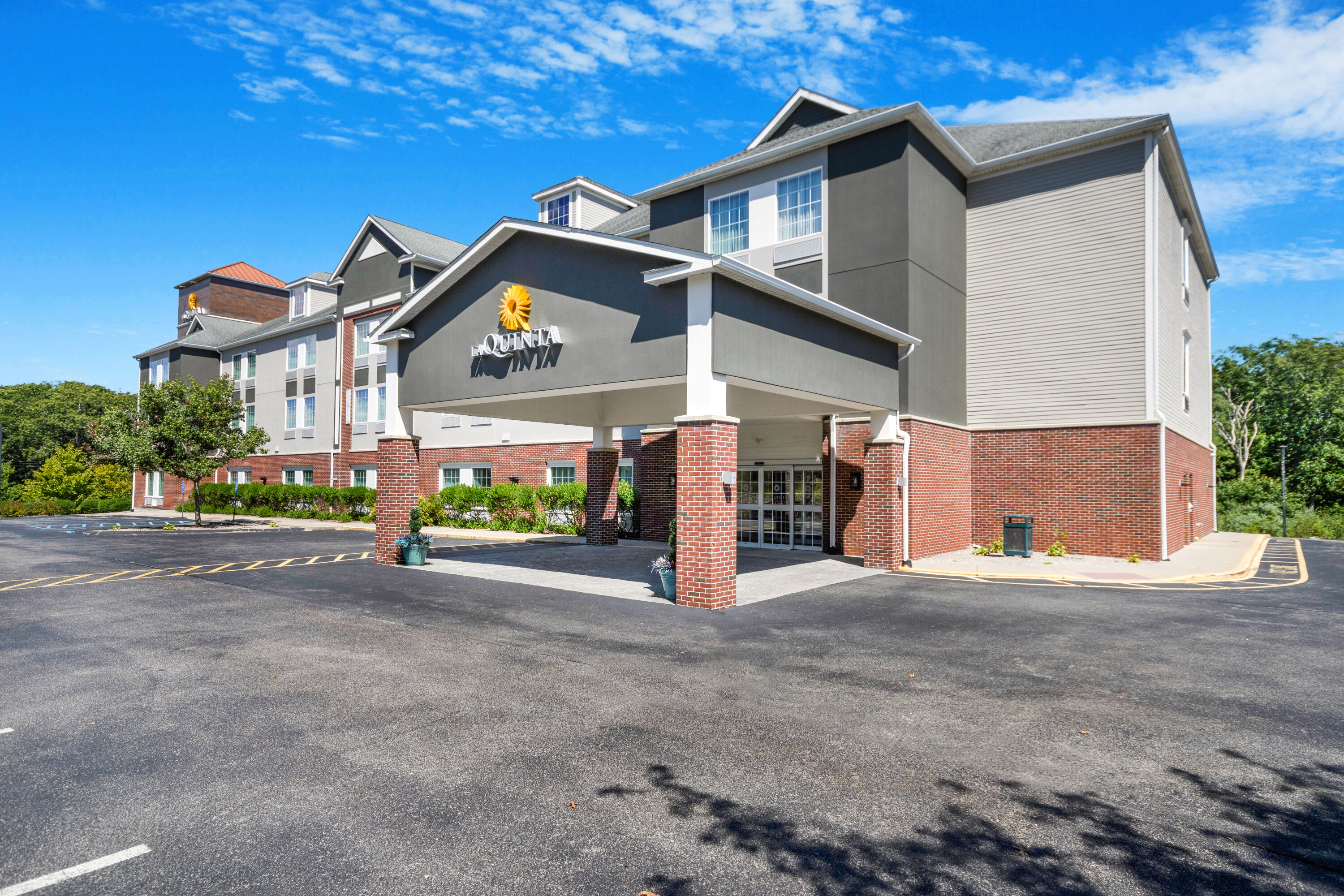 Exterior Day Image of La Quinta Inn & Suites by Wyndham Stonington-Mystic Area hotel in Pawcatuck, Connecticut