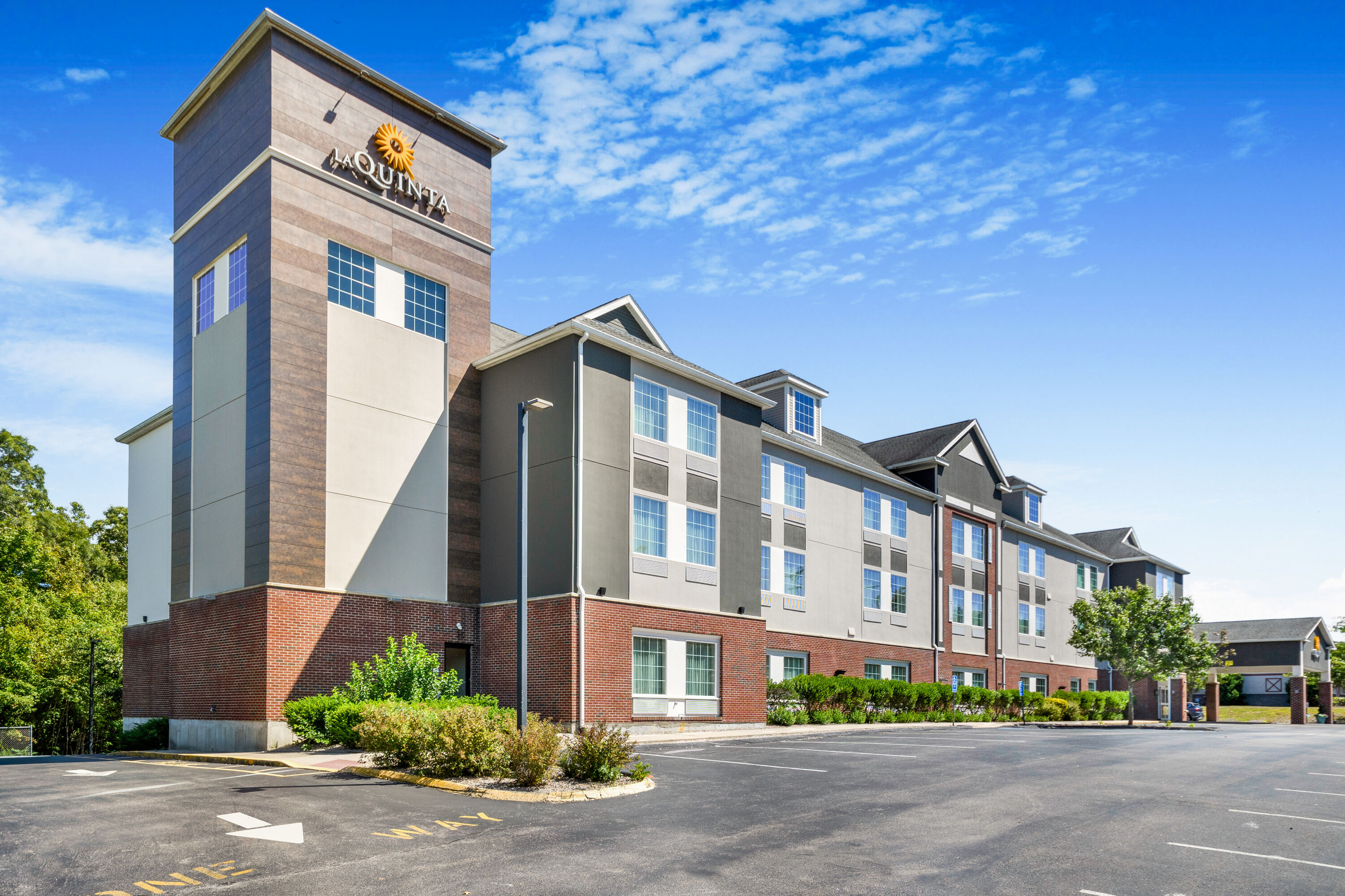 Exterior Day Image of La Quinta Inn & Suites by Wyndham Stonington-Mystic Area hotel in Pawcatuck, Connecticut
