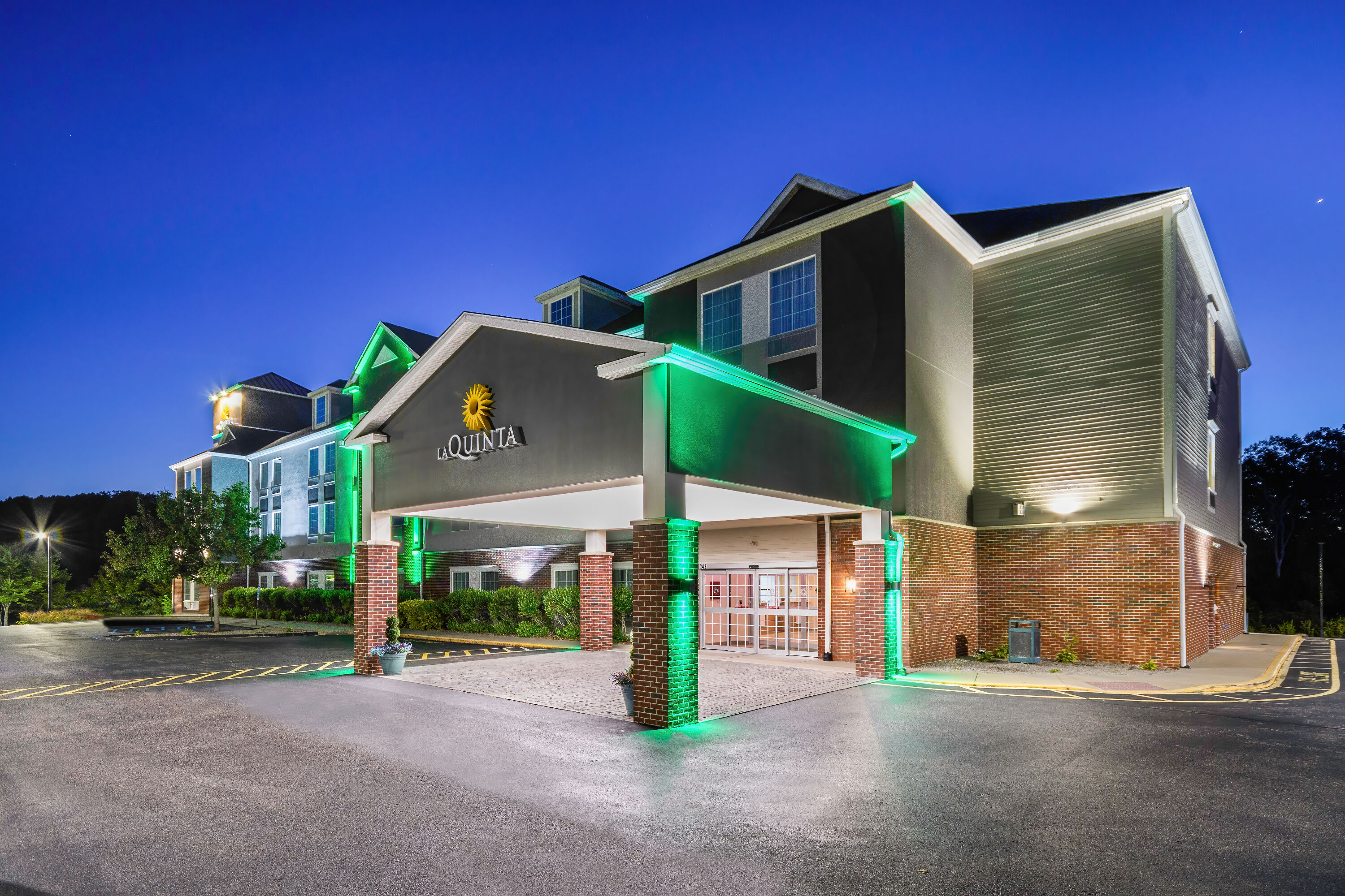 Exterior Dusk Image of La Quinta Inn & Suites by Wyndham Stonington-Mystic Area hotel in Pawcatuck, Connecticut