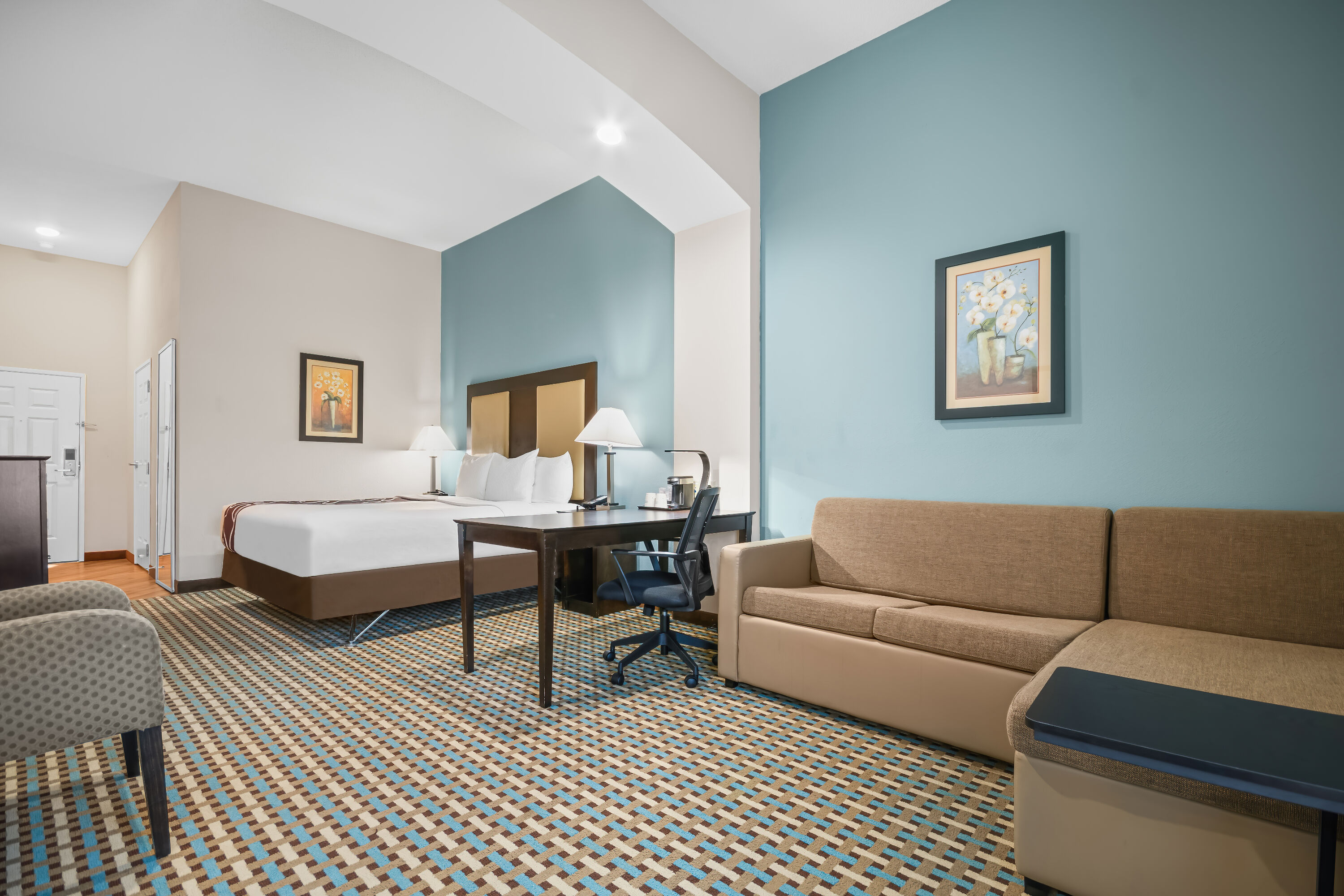 King bed guest room at the La Quinta Inn & Suites by Wyndham Stonington-Mystic Area in Pawcatuck, Connecticut