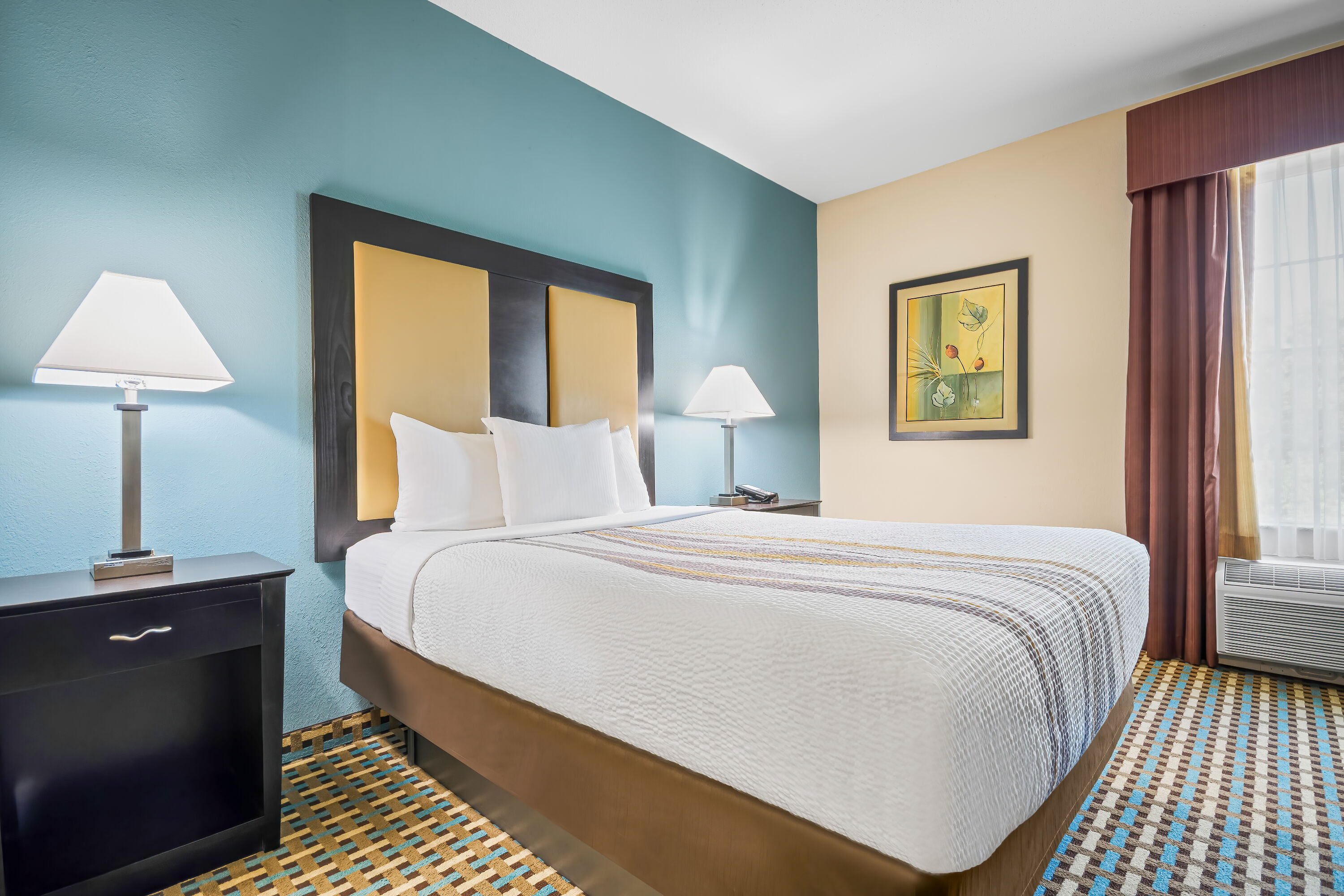 Queen bed guest room at the La Quinta Inn & Suites by Wyndham Stonington-Mystic Area in Pawcatuck, Connecticut