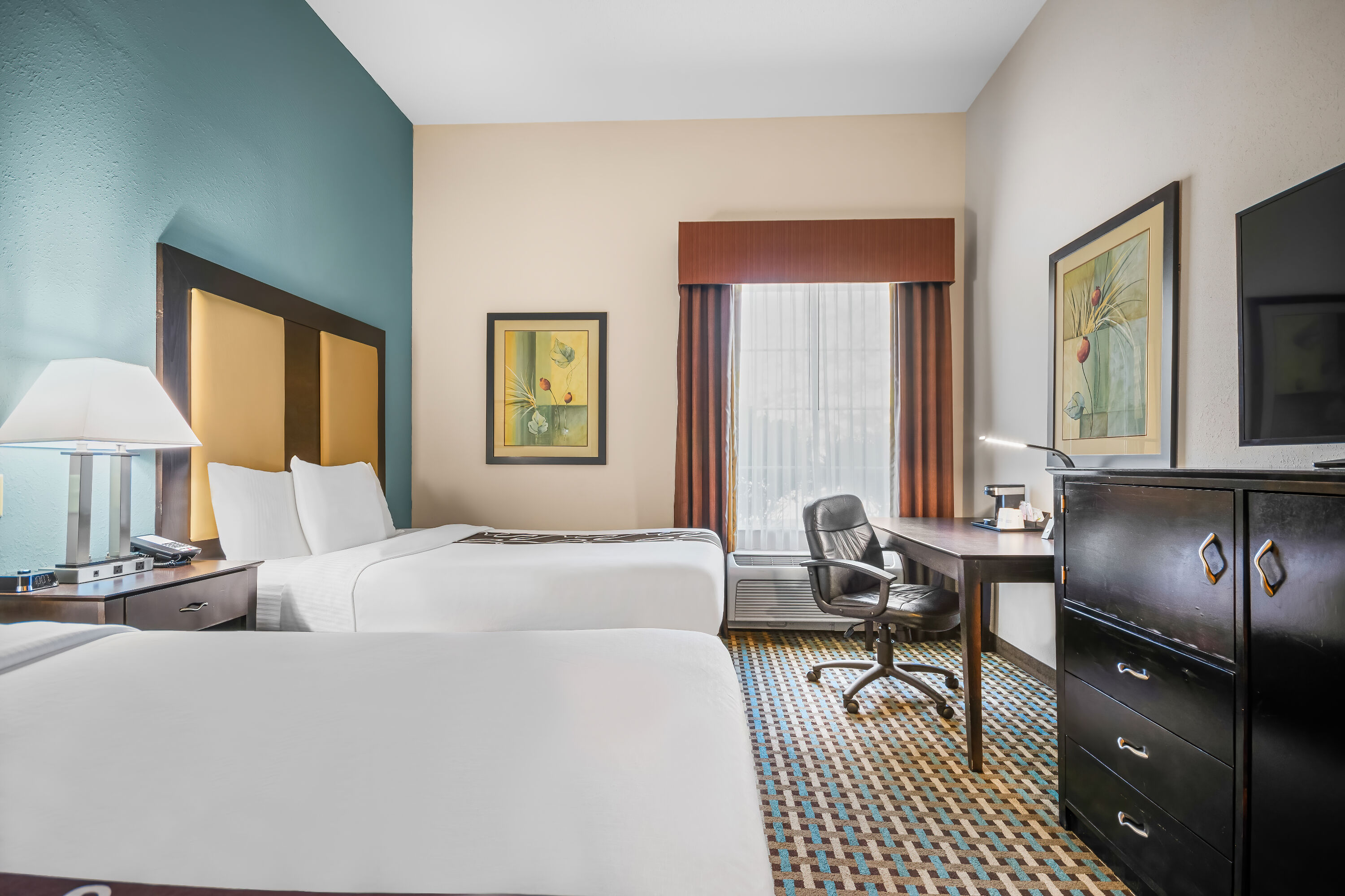 Queen bed guest room at the La Quinta Inn & Suites by Wyndham Stonington-Mystic Area in Pawcatuck, Connecticut