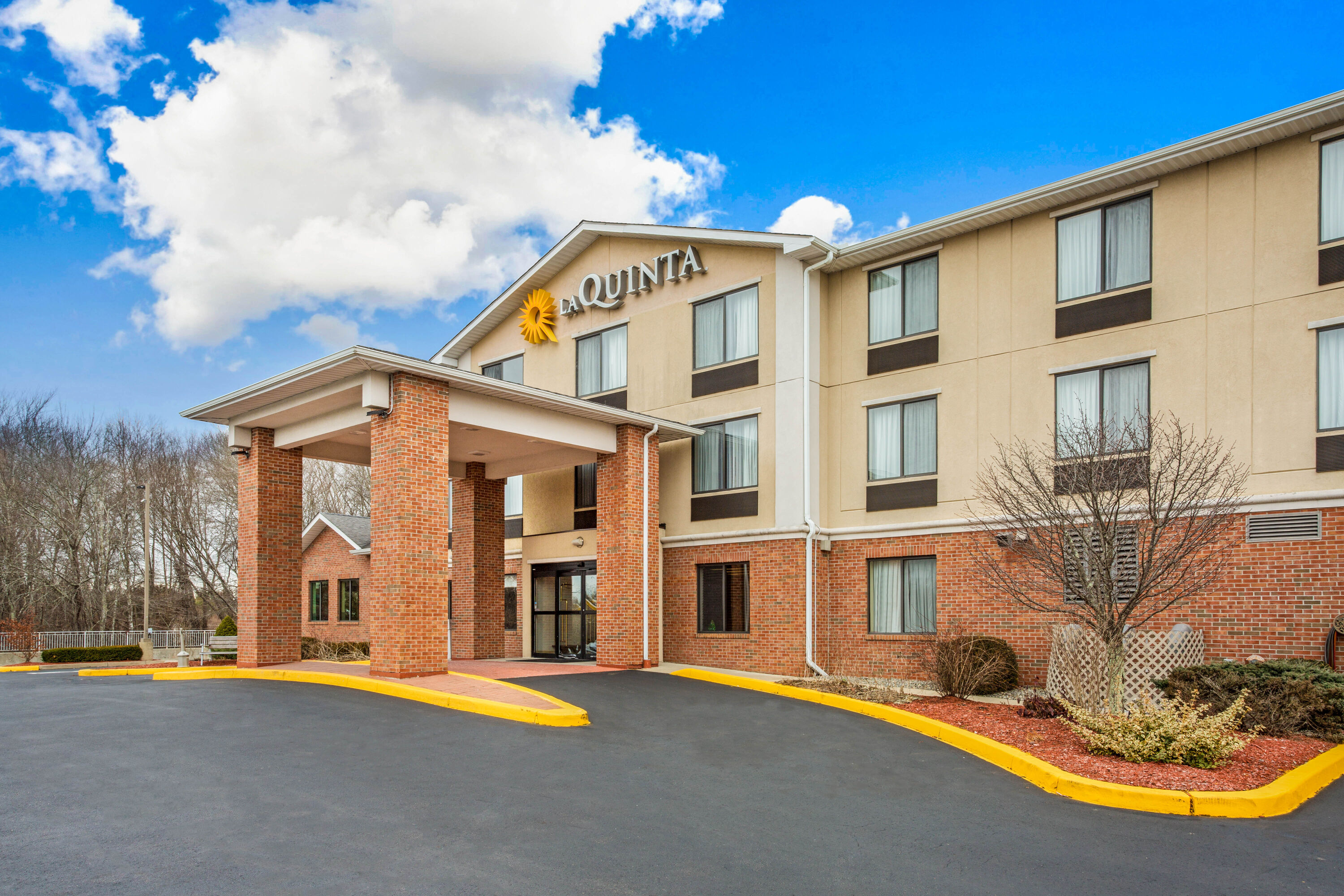 Exterior Day Image of La Quinta Inn & Suites by Wyndham Norwich-Plainfield-Casino hotel in Plainfield, Connecticut