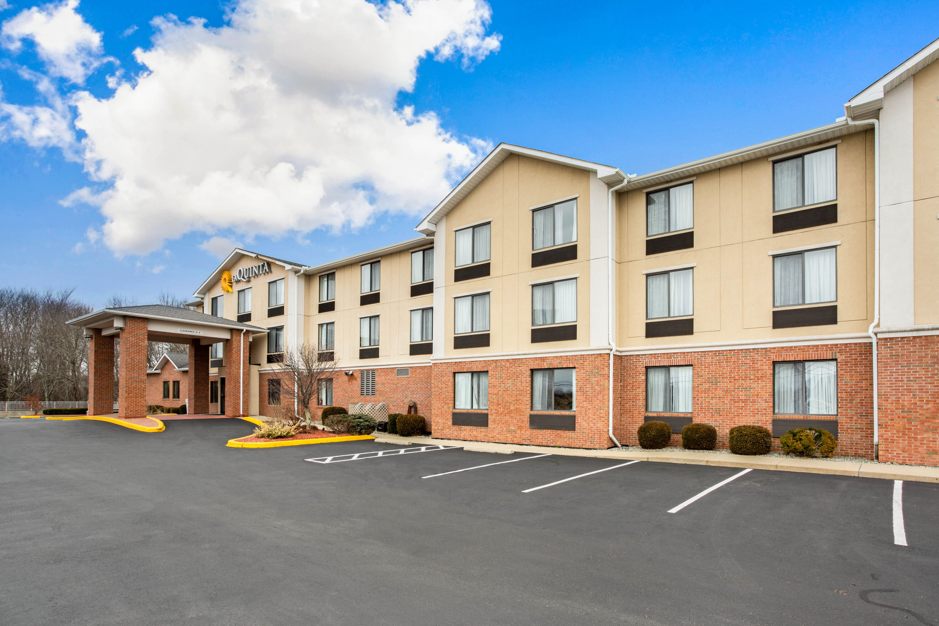 Exterior Day Image of La Quinta Inn & Suites by Wyndham Norwich-Plainfield-Casino hotel in Plainfield, Connecticut