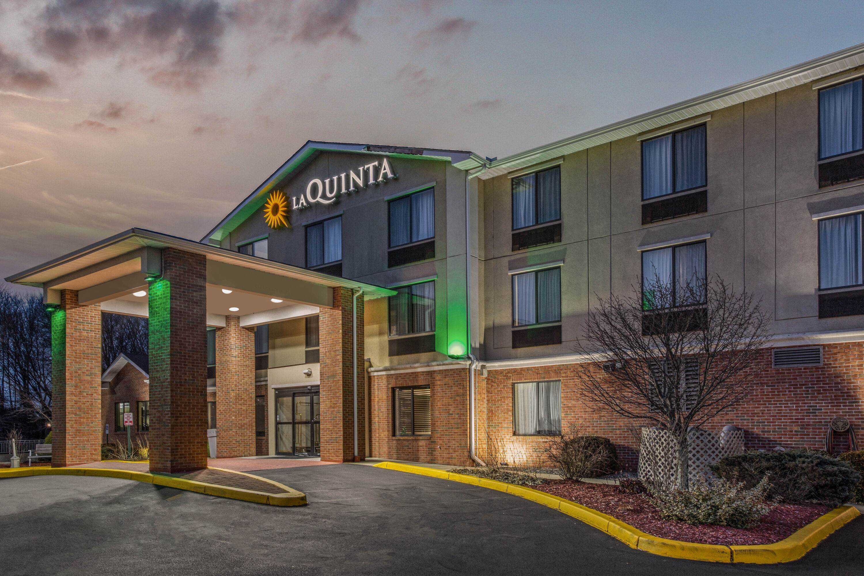 Exterior Night Image of La Quinta Inn & Suites by Wyndham Norwich-Plainfield-Casino hotel in Plainfield, Connecticut
