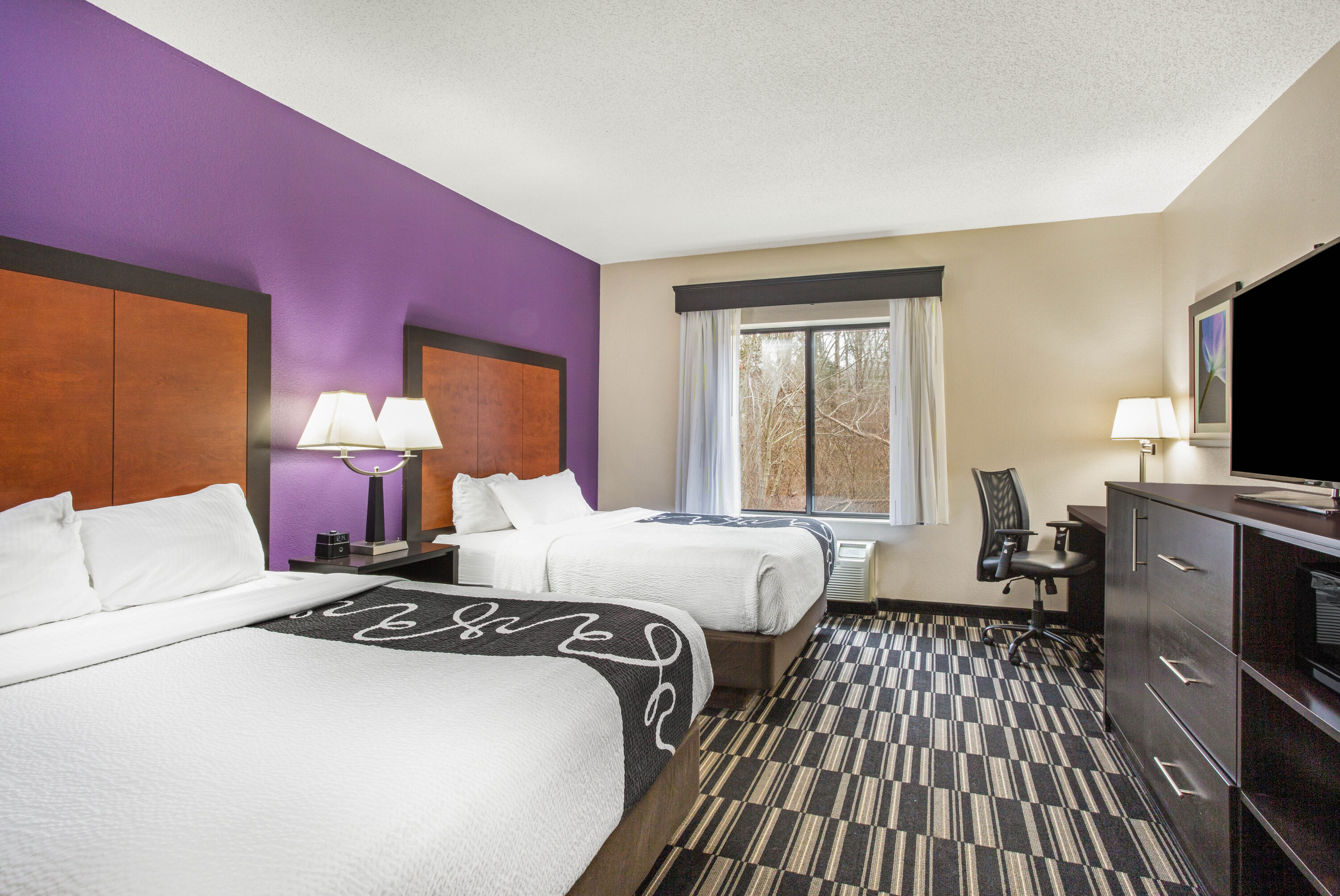 Guest room at the La Quinta Inn & Suites by Wyndham Norwich-Plainfield-Casino in Plainfield, Connecticut
