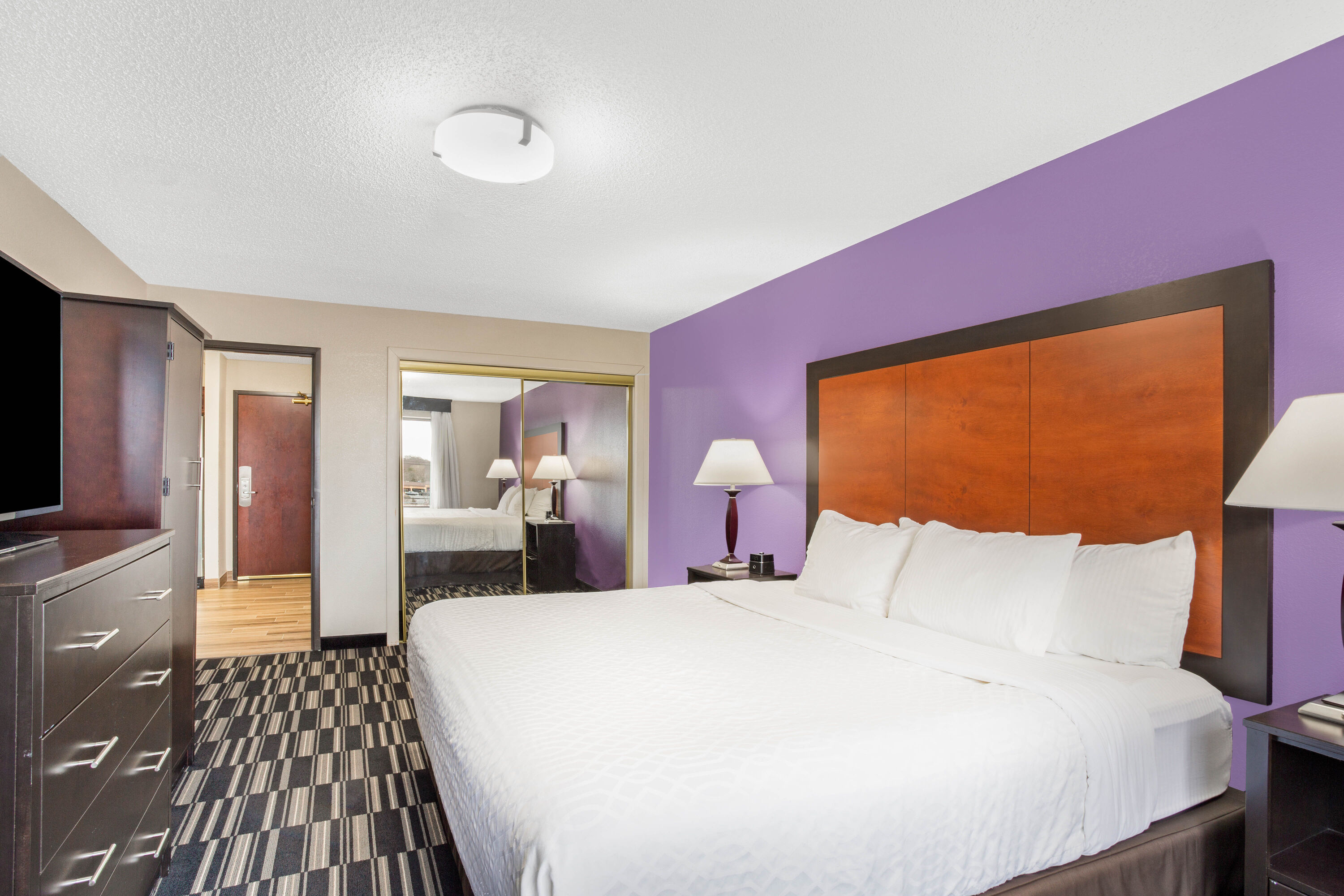 Guest room at the La Quinta Inn & Suites by Wyndham Norwich-Plainfield-Casino in Plainfield, Connecticut