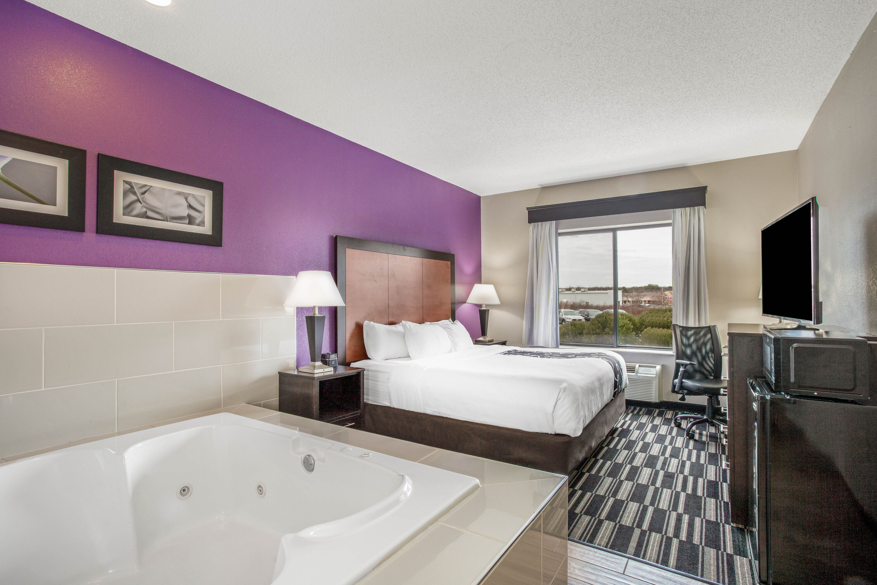 Guest room at the La Quinta Inn & Suites by Wyndham Norwich-Plainfield-Casino in Plainfield, Connecticut