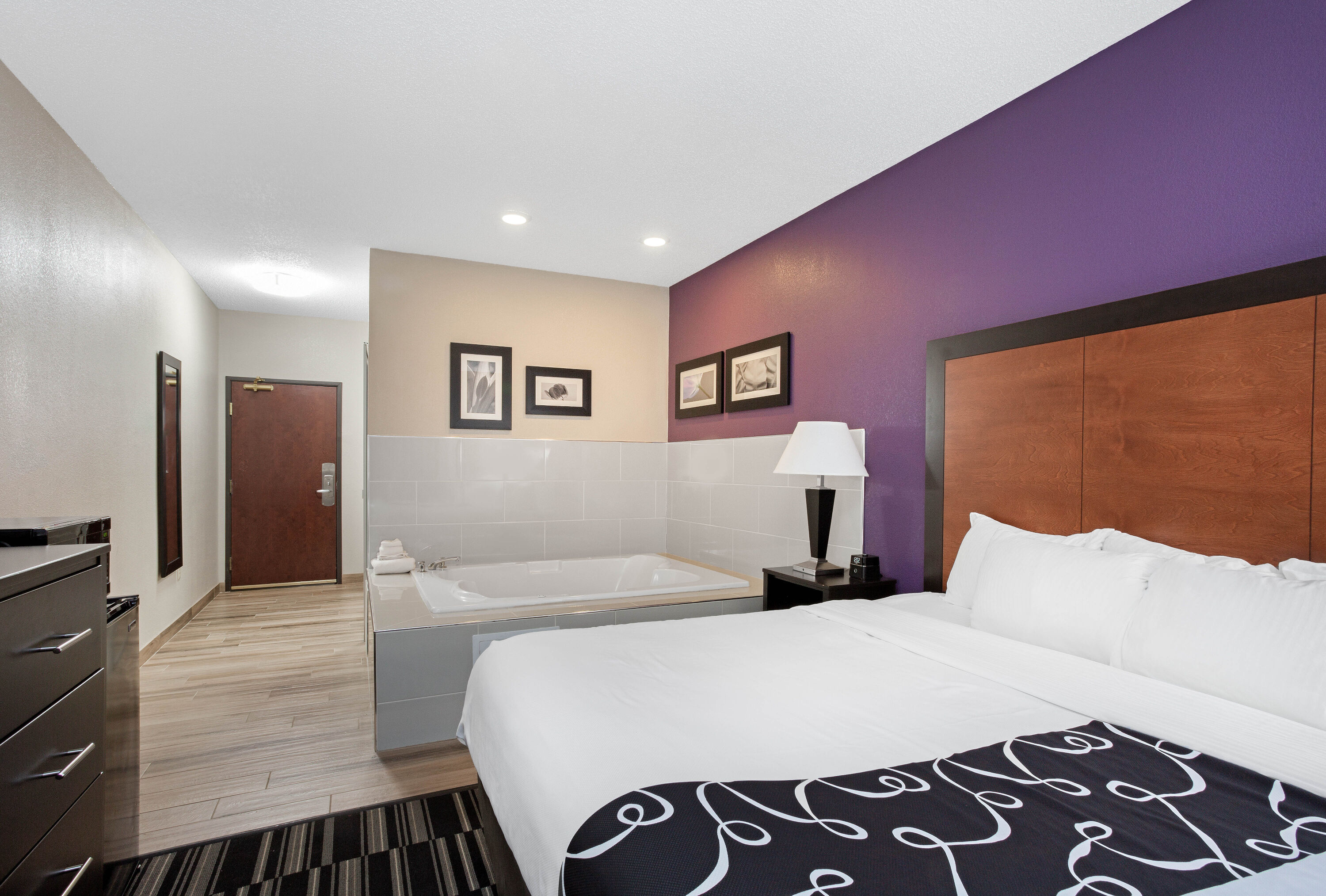 Guest room at the La Quinta Inn & Suites by Wyndham Norwich-Plainfield-Casino in Plainfield, Connecticut