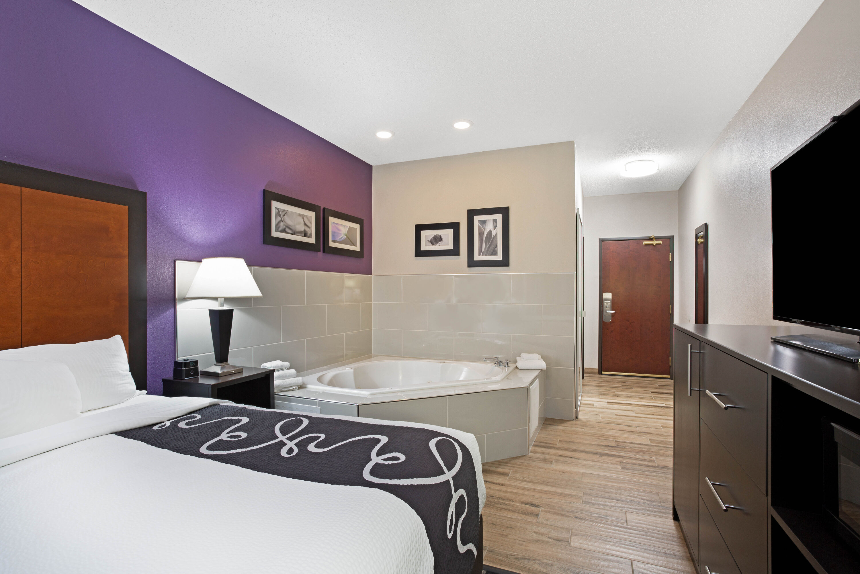 Guest room at the La Quinta Inn & Suites by Wyndham Norwich-Plainfield-Casino in Plainfield, Connecticut