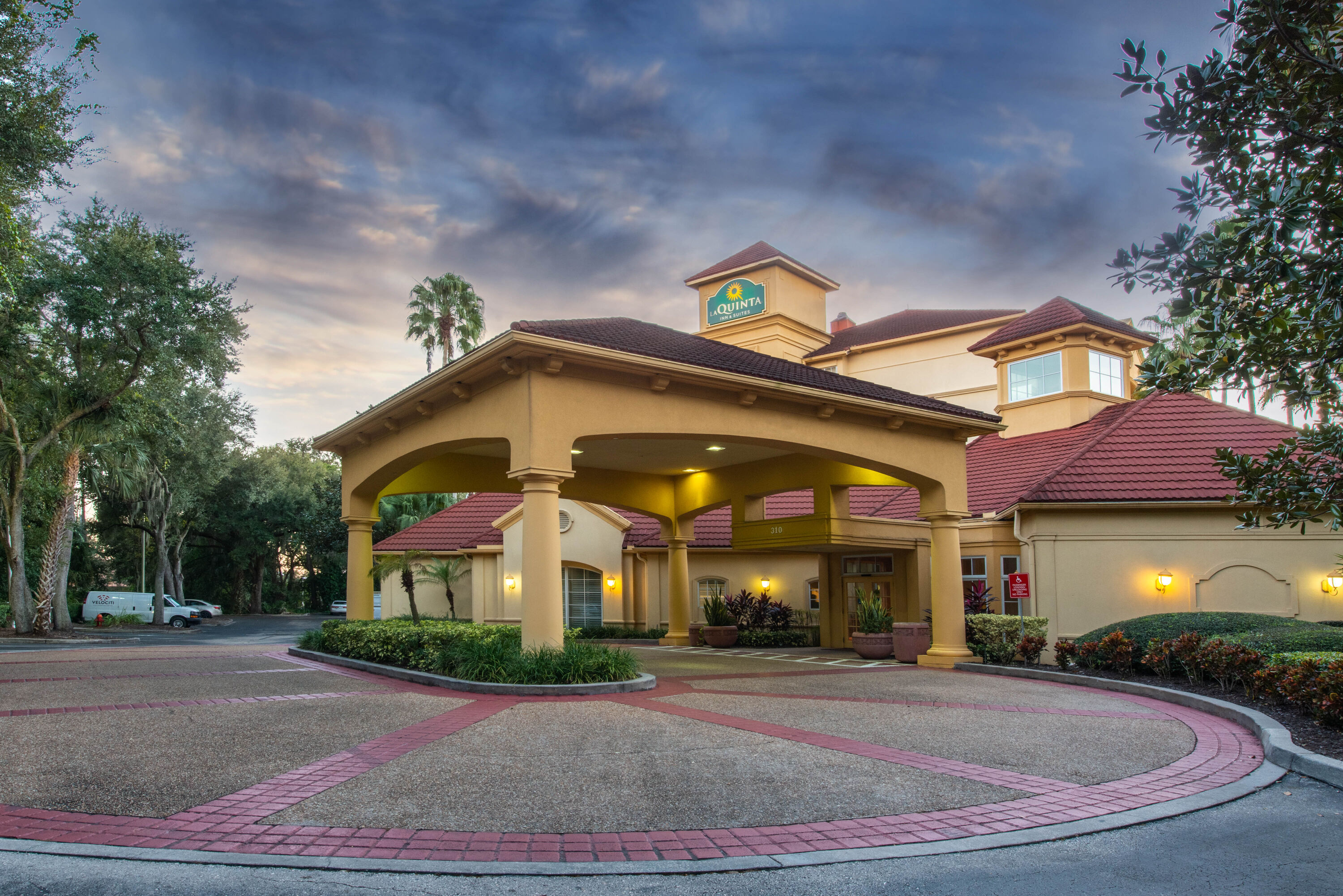 Exterior Dusk Image of La Quinta Inn & Suites by Wyndham Tampa Brandon Regency Park hotel in Brandon, Florida