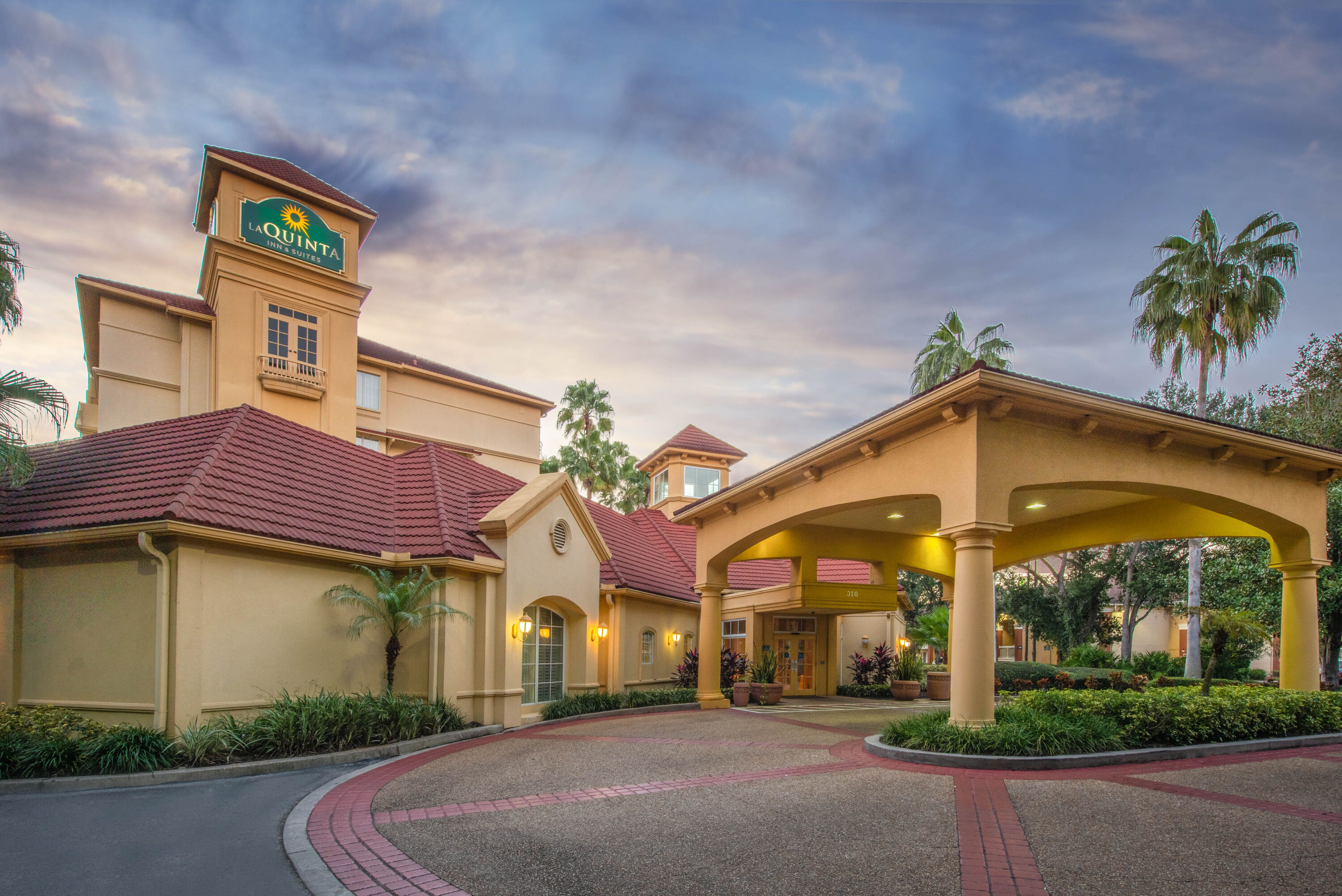 Exterior Dusk Image of La Quinta Inn & Suites by Wyndham Tampa Brandon Regency Park hotel in Brandon, Florida