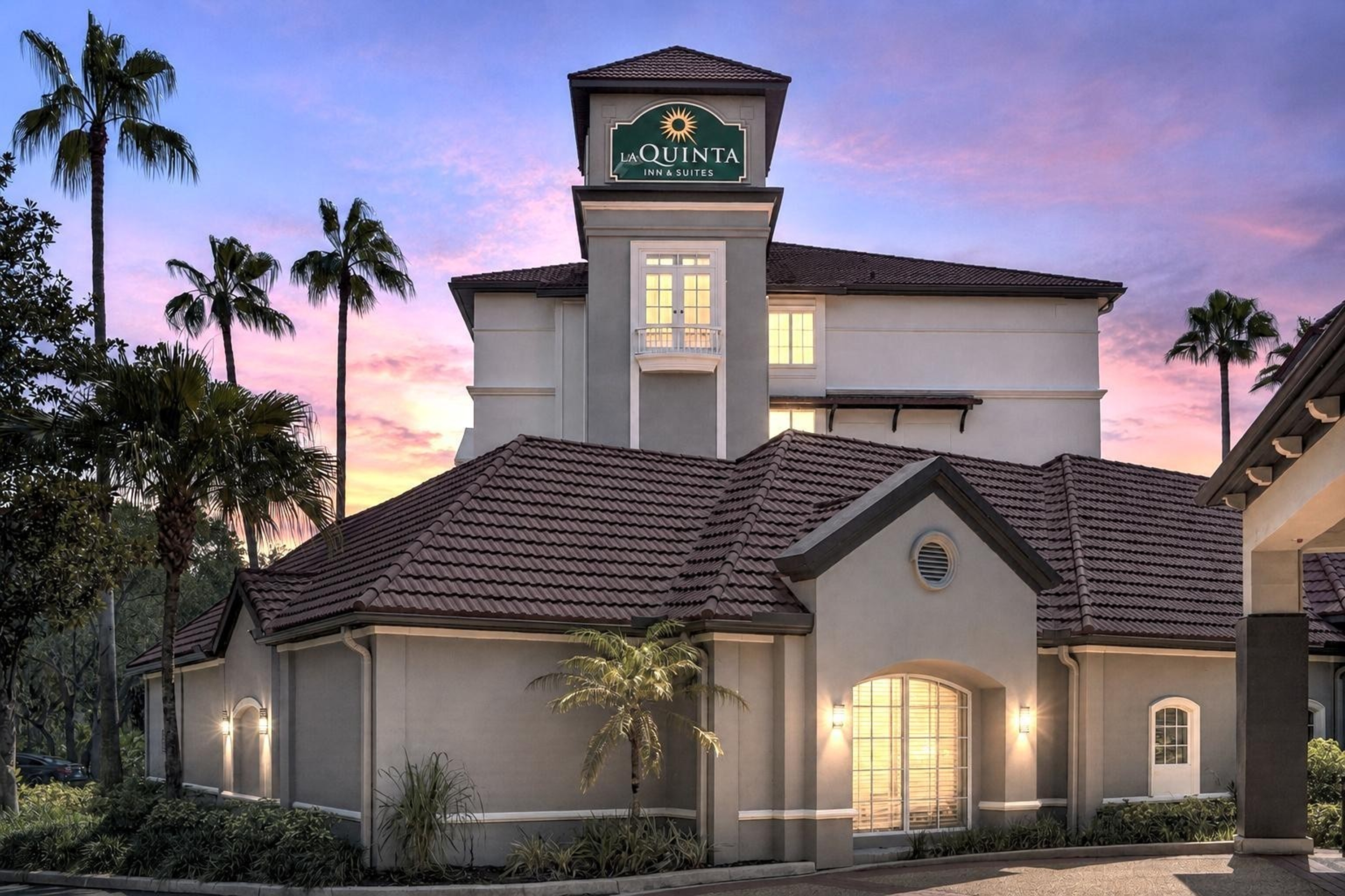 Exterior of La Quinta Inn & Suites by Wyndham Tampa Brandon Regency Park hotel in Brandon, Florida