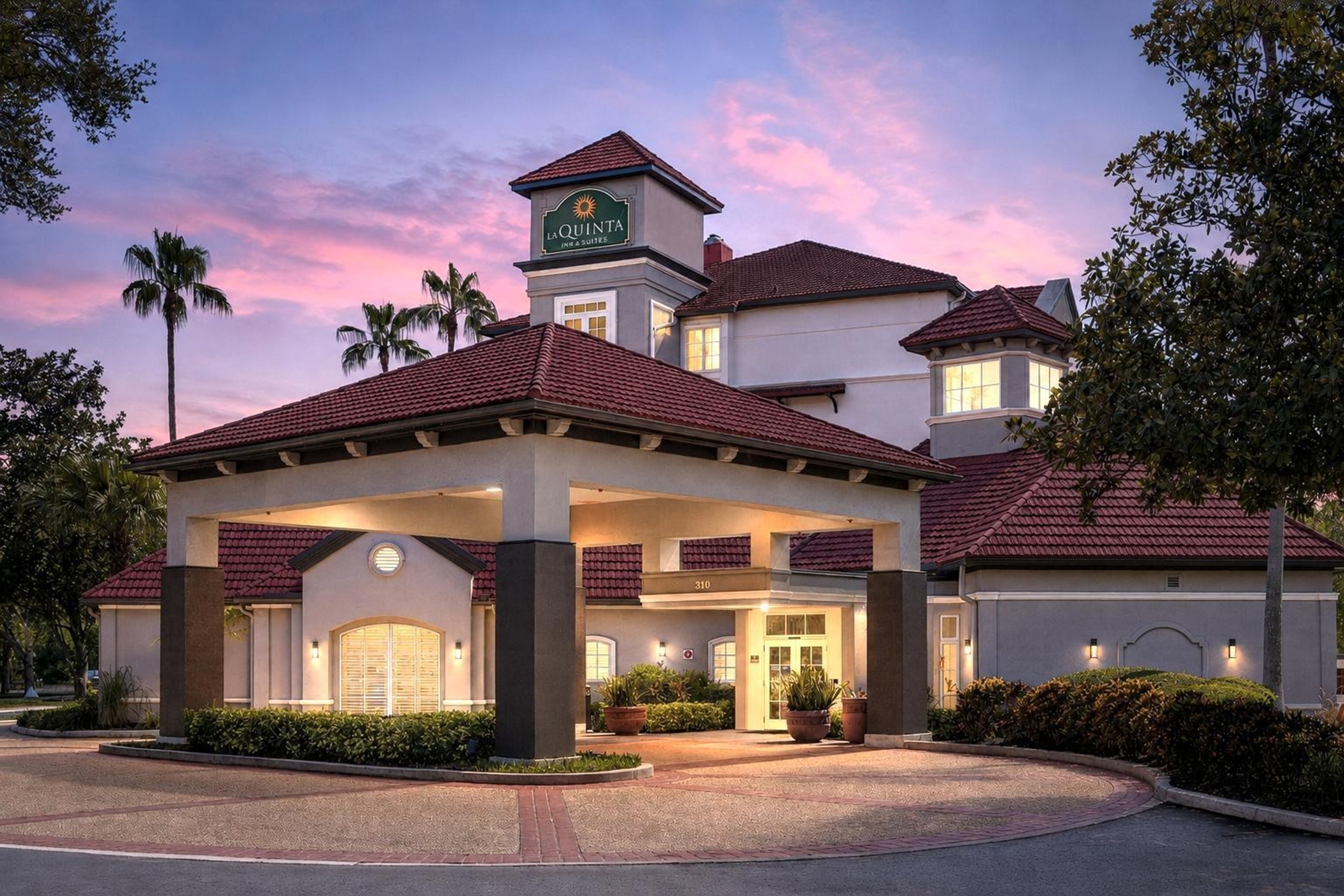 Exterior of La Quinta Inn & Suites by Wyndham Tampa Brandon Regency Park hotel in Brandon, Florida