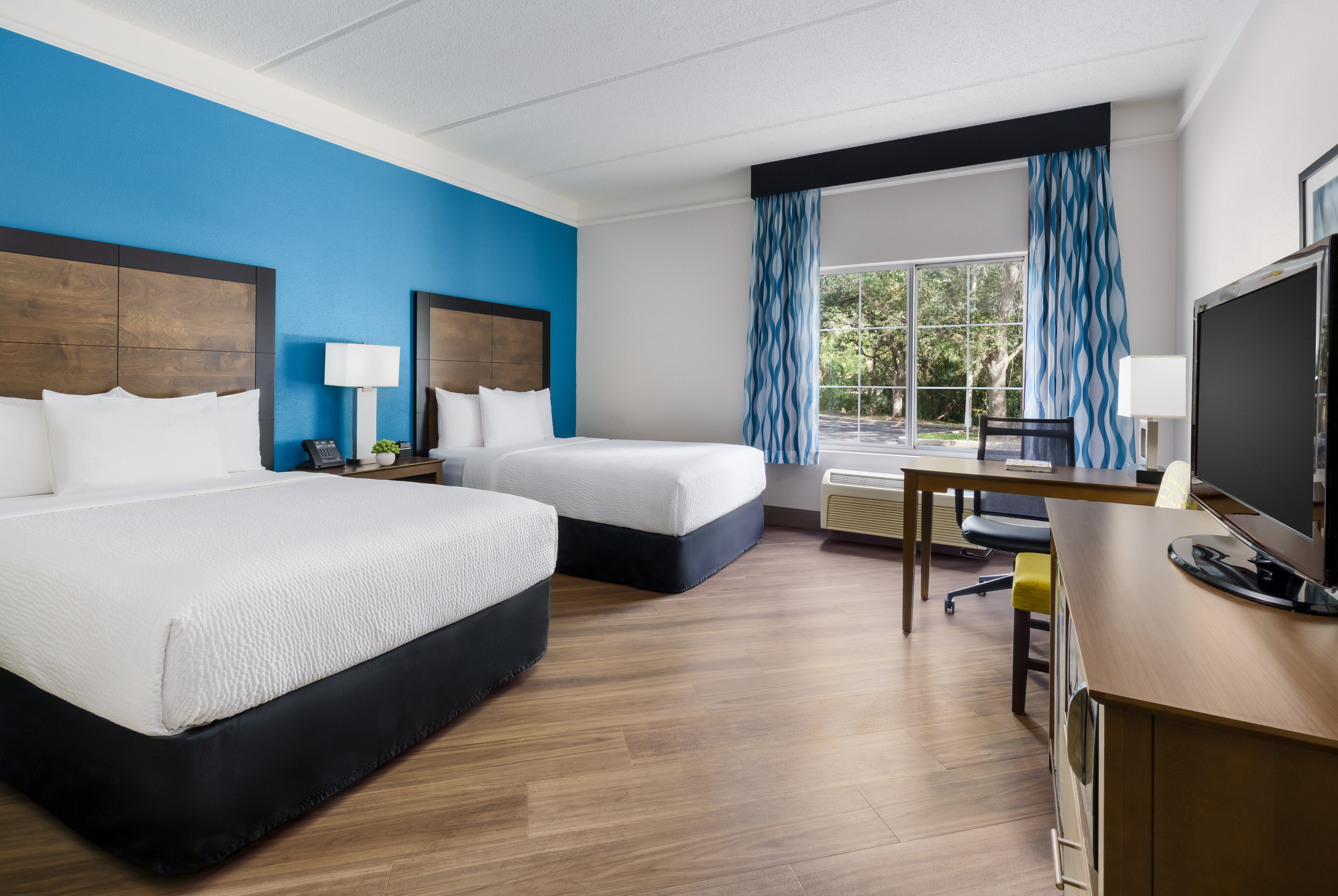 Guest room at the La Quinta Inn & Suites by Wyndham Tampa Brandon Regency Park in Brandon, Florida