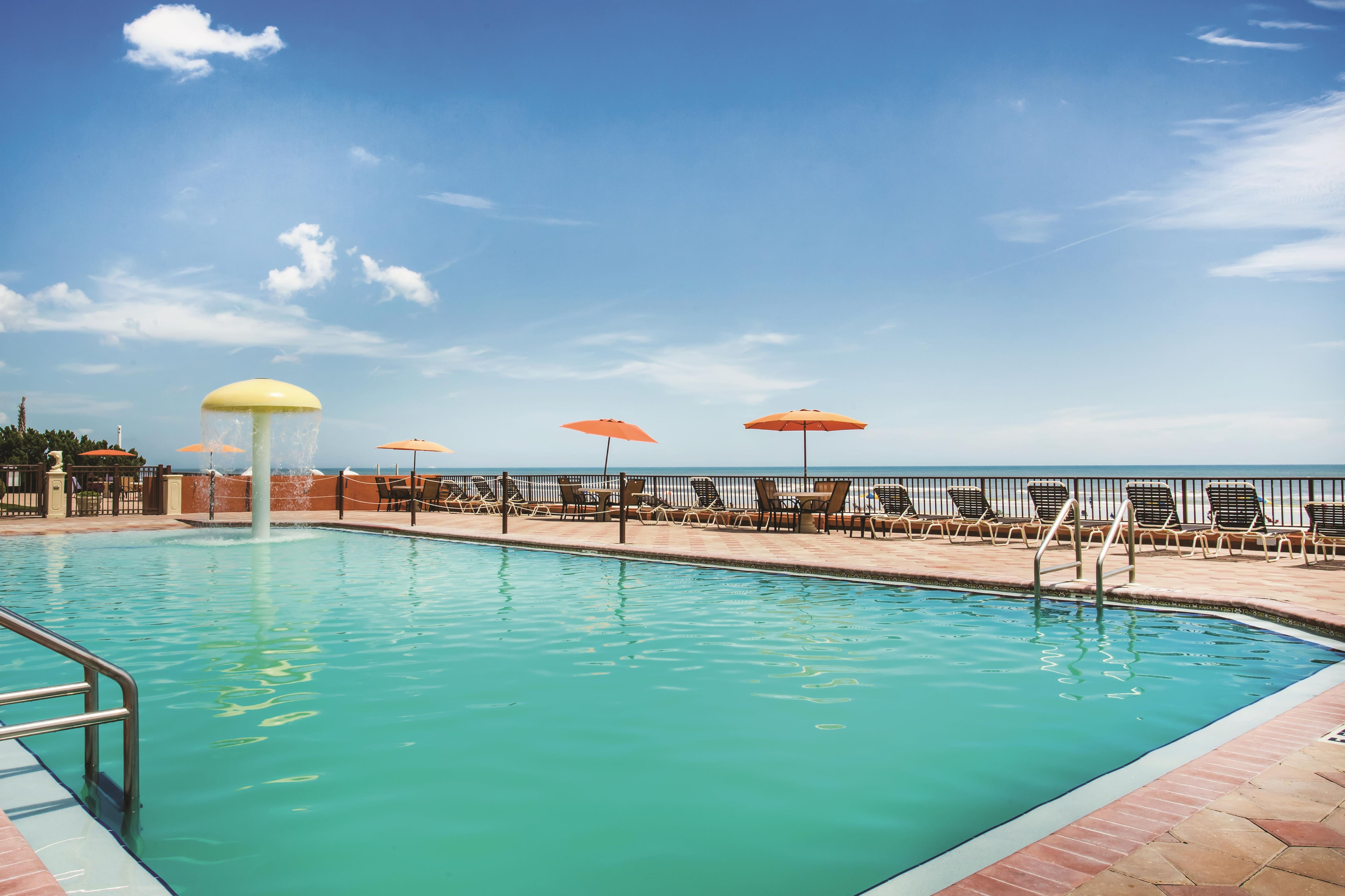 La Quinta Inn Suites By Wyndham Oceanfront Daytona Beach - 