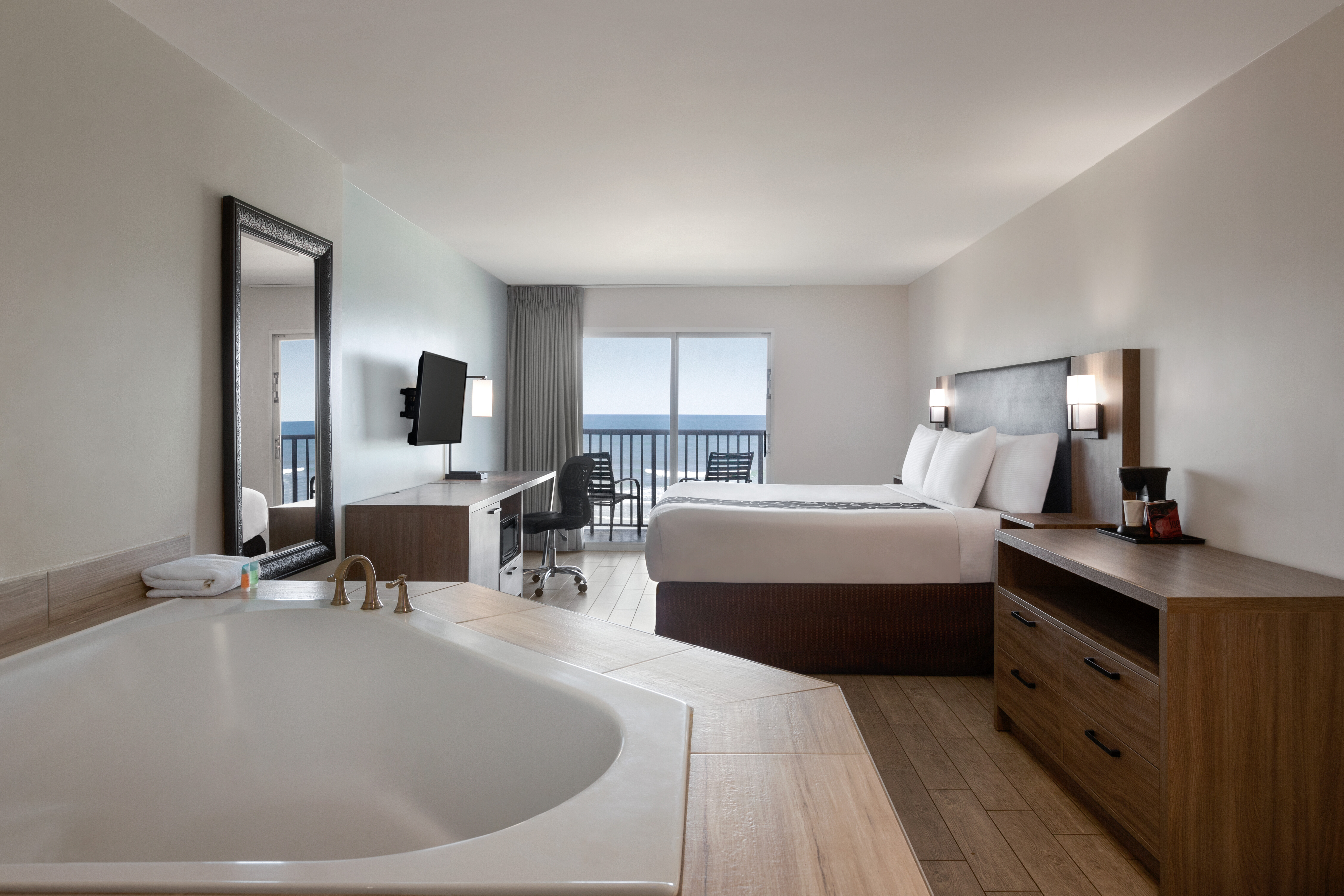 La Quinta Inn & Suites by Wyndham Oceanfront Daytona Beach Daytona