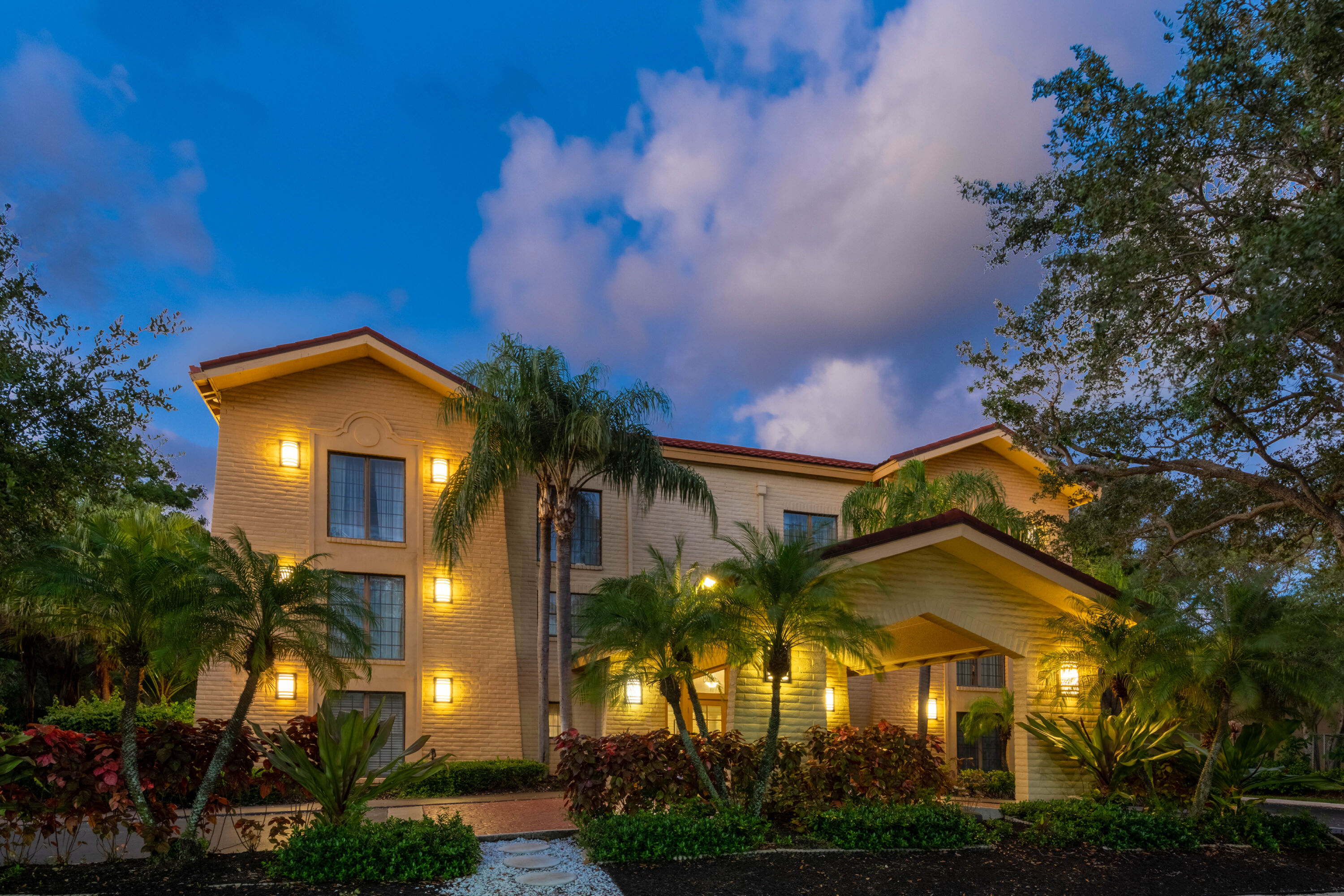 Exterior Dusk Image of La Quinta East Deerfield Beach - Boca Raton hotel in Deerfield Beach, Florida