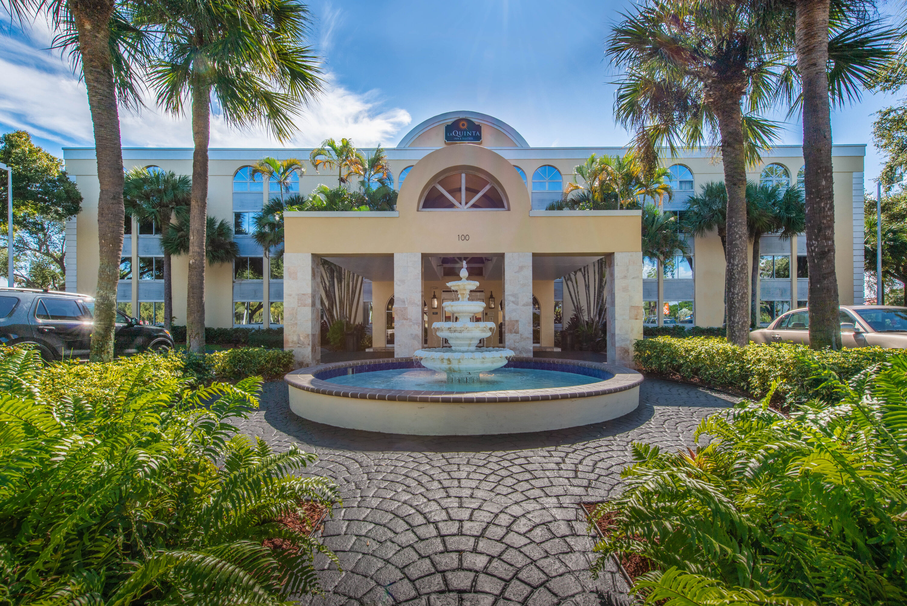 Exterior Day Image of La Quinta Inn & Suites by Wyndham Deerfield Beach I-95 hotel in Deerfield Beach, Florida