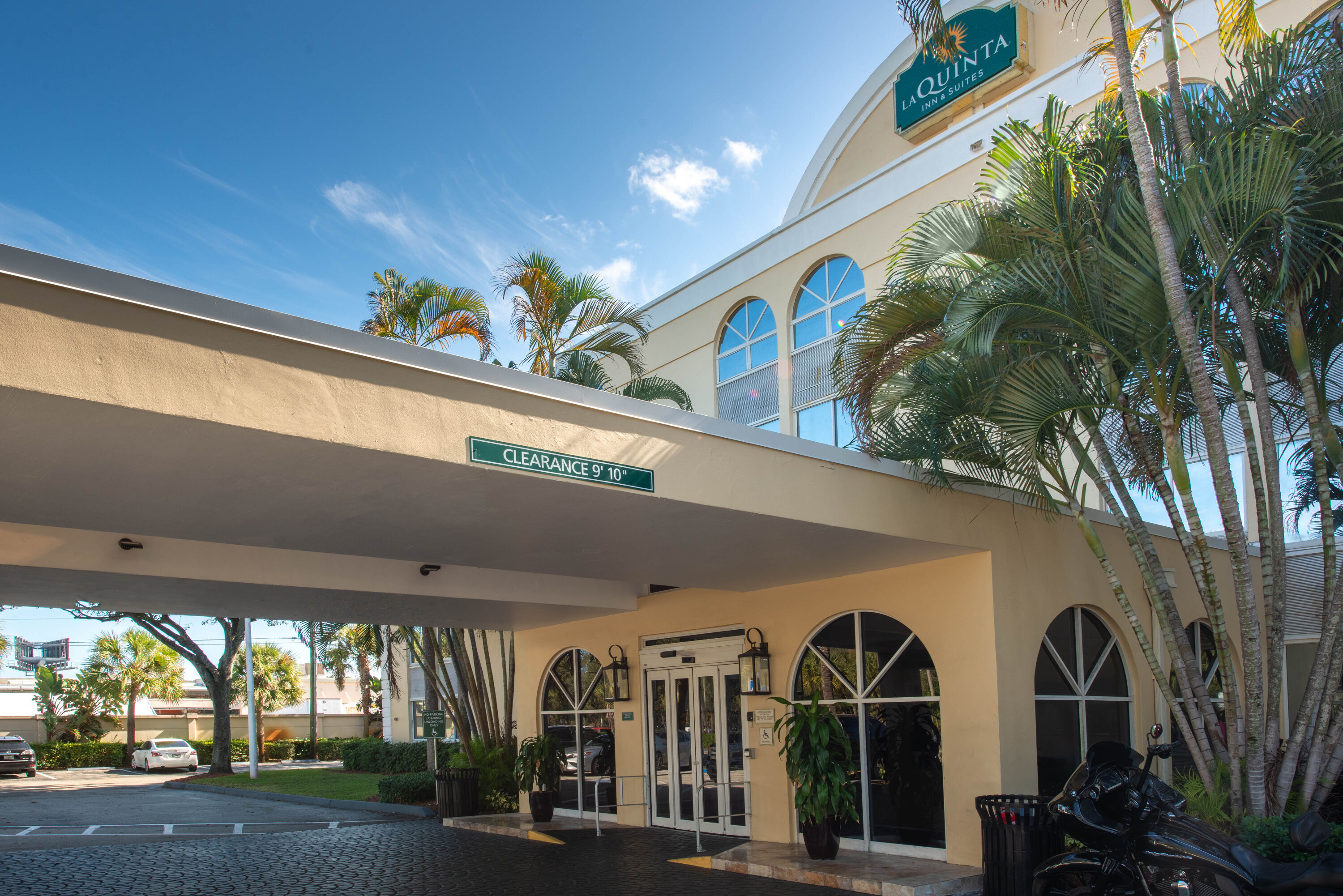 Exterior Day Image of La Quinta Inn & Suites by Wyndham Deerfield Beach I-95 hotel in Deerfield Beach, Florida