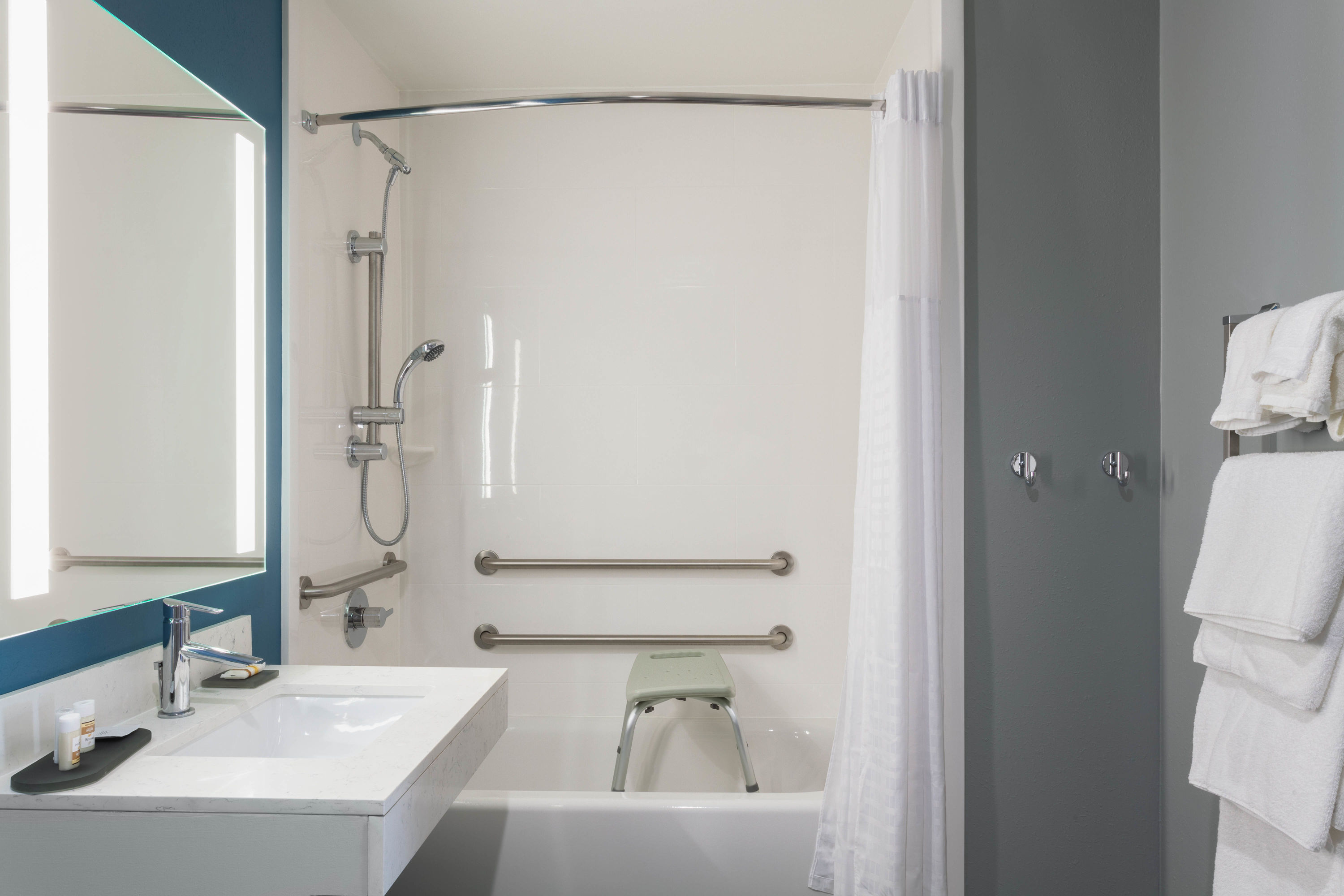 Guest room bath at the La Quinta Inn & Suites by Wyndham Ft. Myers-Sanibel Gateway in Fort Myers, Florida