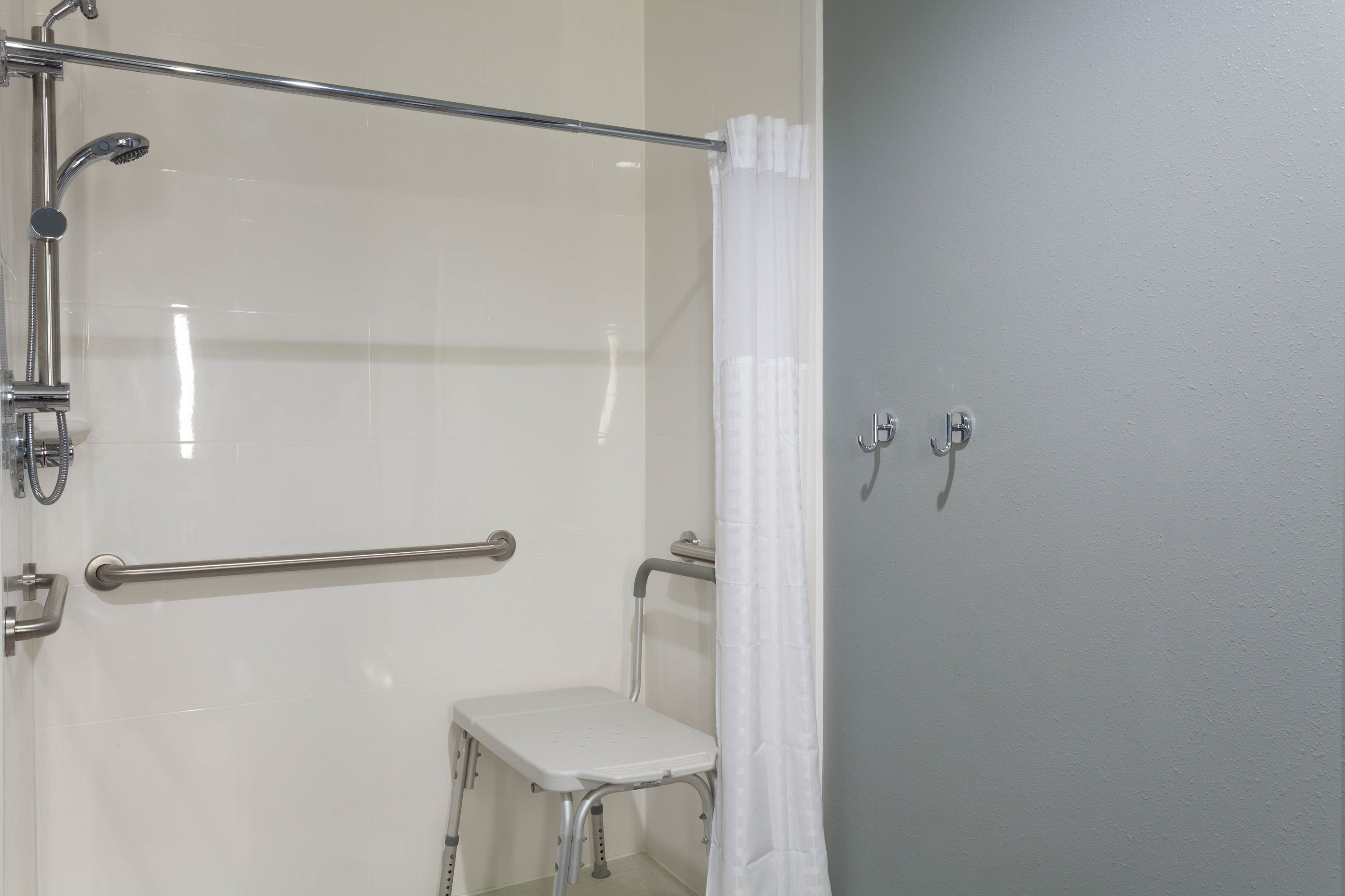 Guest room bath at the La Quinta Inn & Suites by Wyndham Ft. Myers-Sanibel Gateway in Fort Myers, Florida