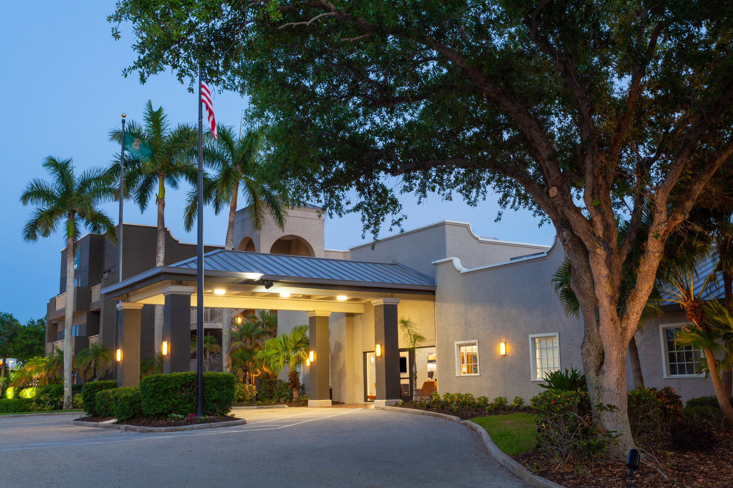 Exterior Dusk Image of La Quinta Inn & Suites by Wyndham Ft. Myers-Sanibel Gateway hotel in Fort Myers, Florida