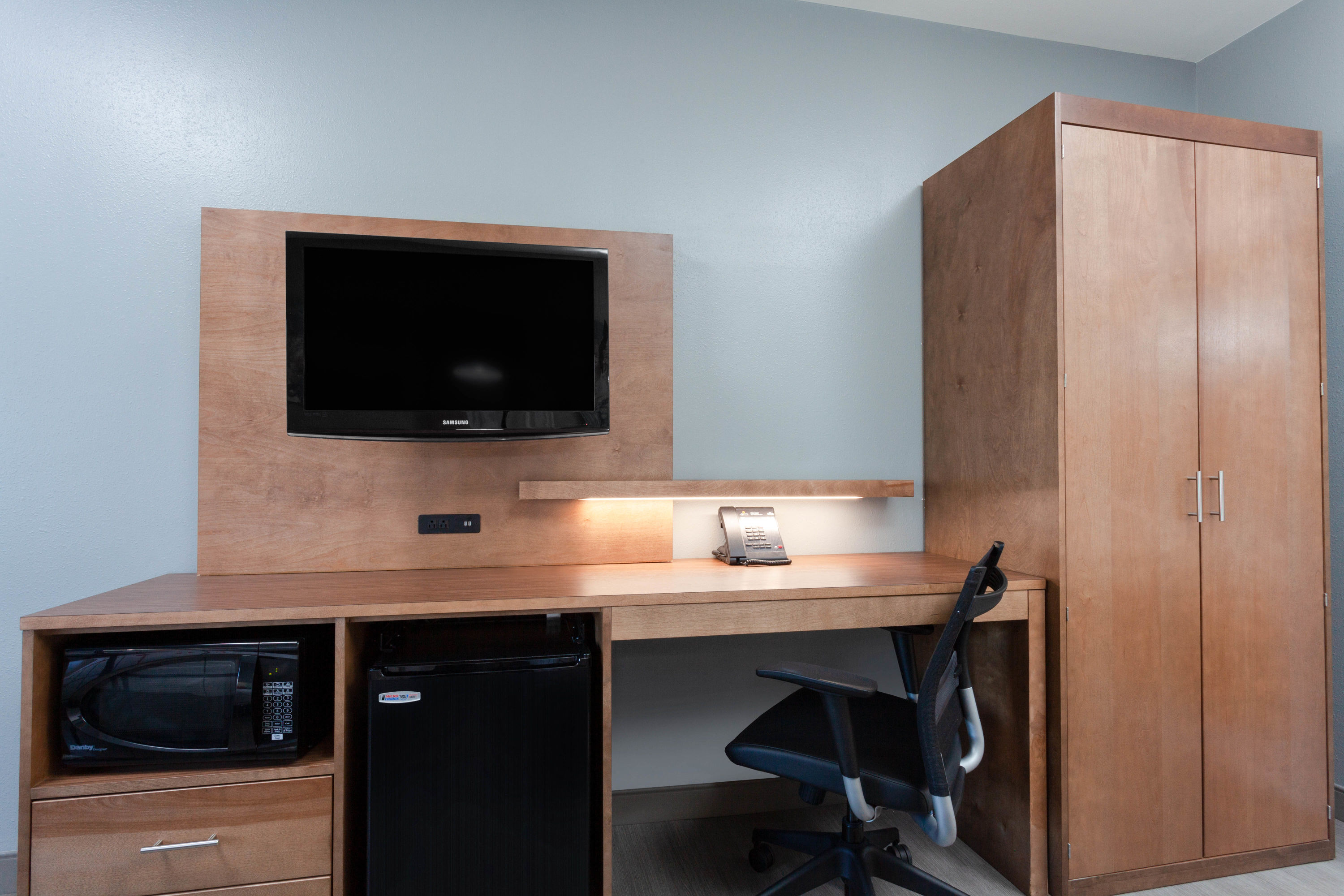 Guest room feature at the La Quinta Inn & Suites by Wyndham Ft. Myers-Sanibel Gateway in Fort Myers, Florida