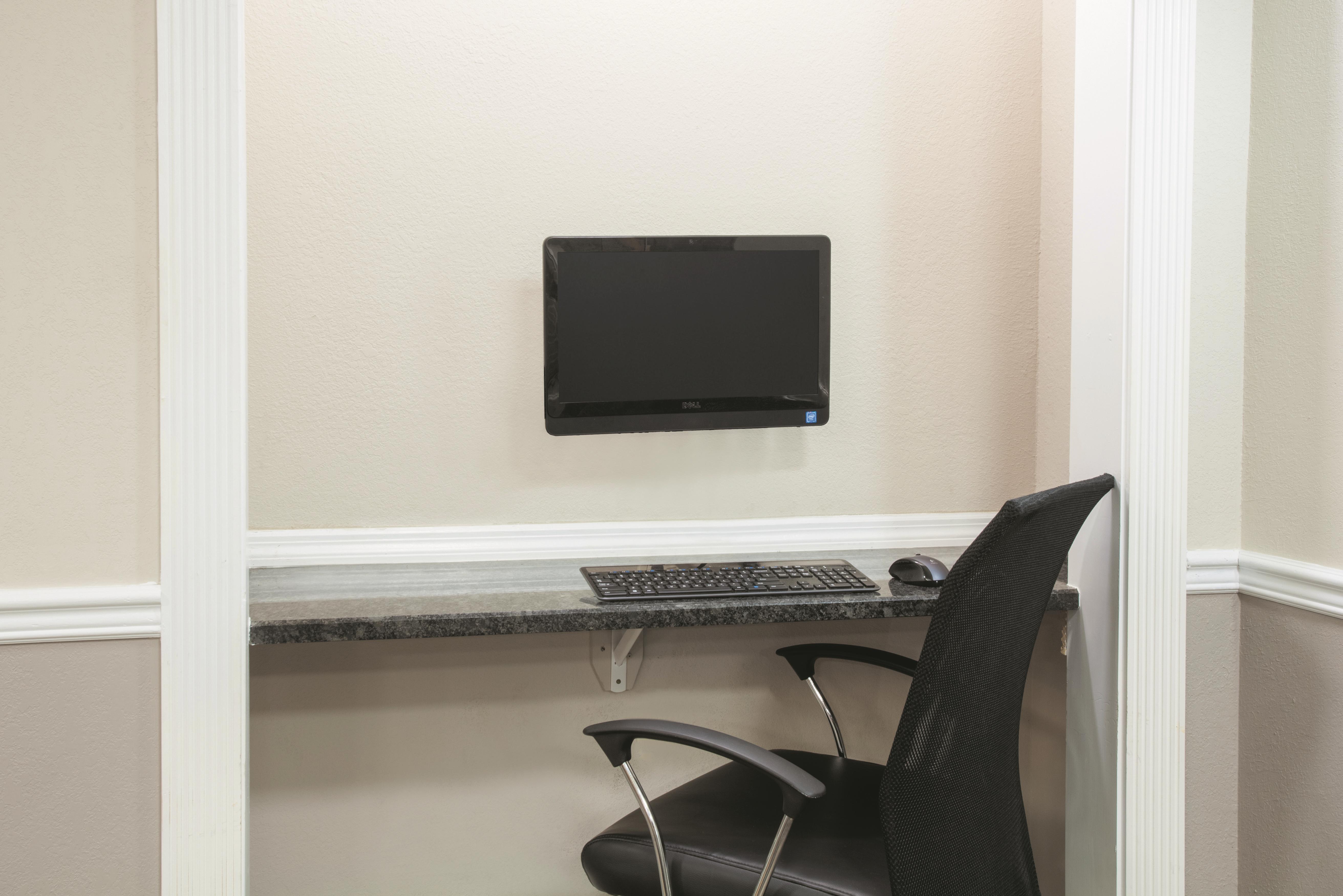 La Quinta Inn & Suites by Wyndham Fort Walton Beach business center in Fort Walton Beach, Florida