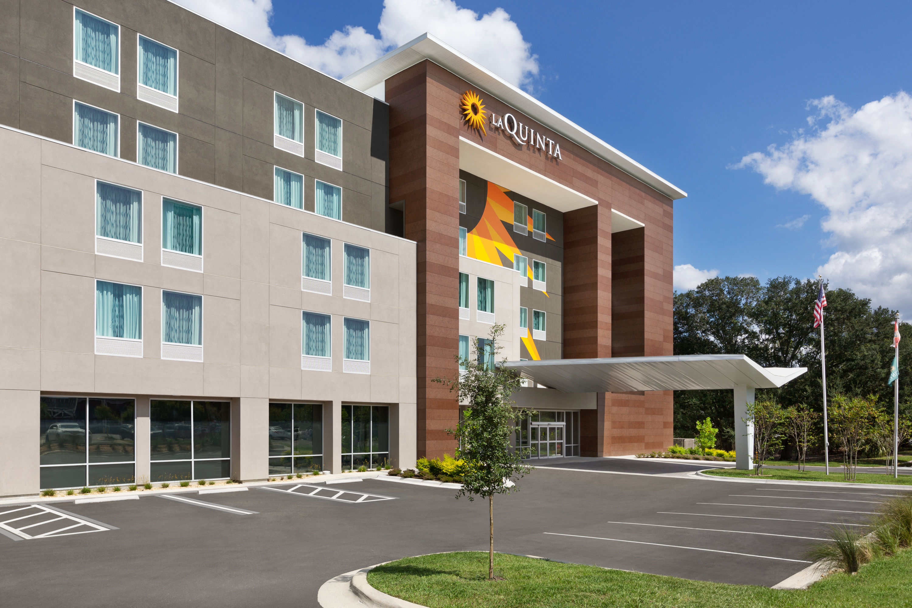 Exterior of La Quinta by Wyndham Gainesville hotel in Gainesville, Florida