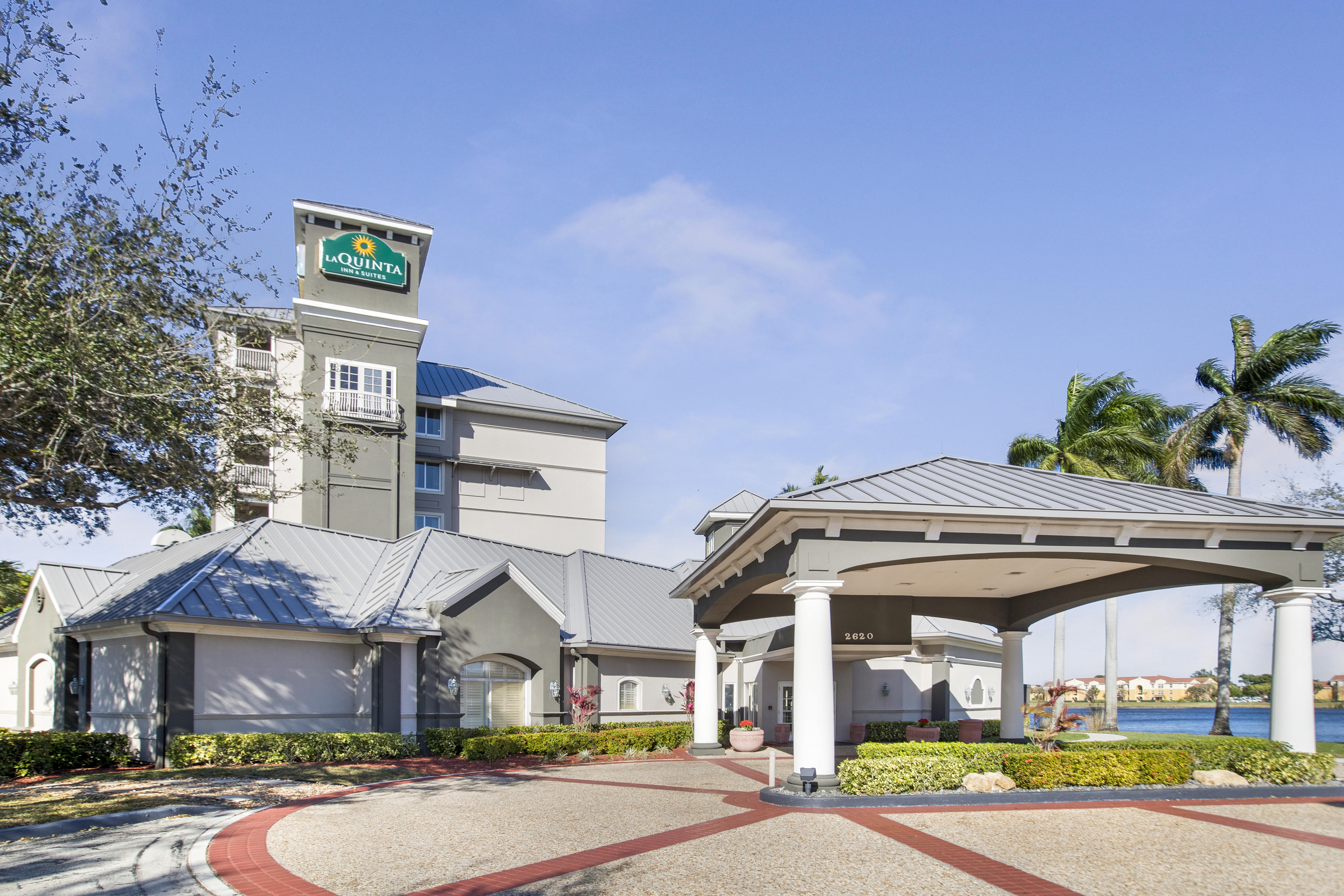 Front Exterior Image of La Quinta Inn & Suites by Wyndham Ft. Lauderdale Airport hotel in Hollywood, Florida
