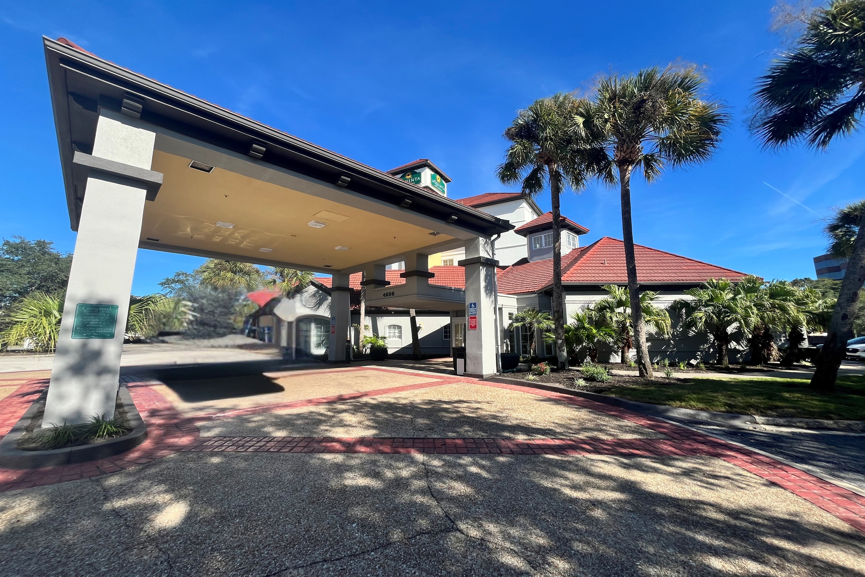 Exterior of La Quinta Inn & Suites by Wyndham Jacksonville Butler Blvd hotel in Jacksonville, Florida